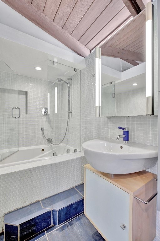 221 Washingtonia Ave