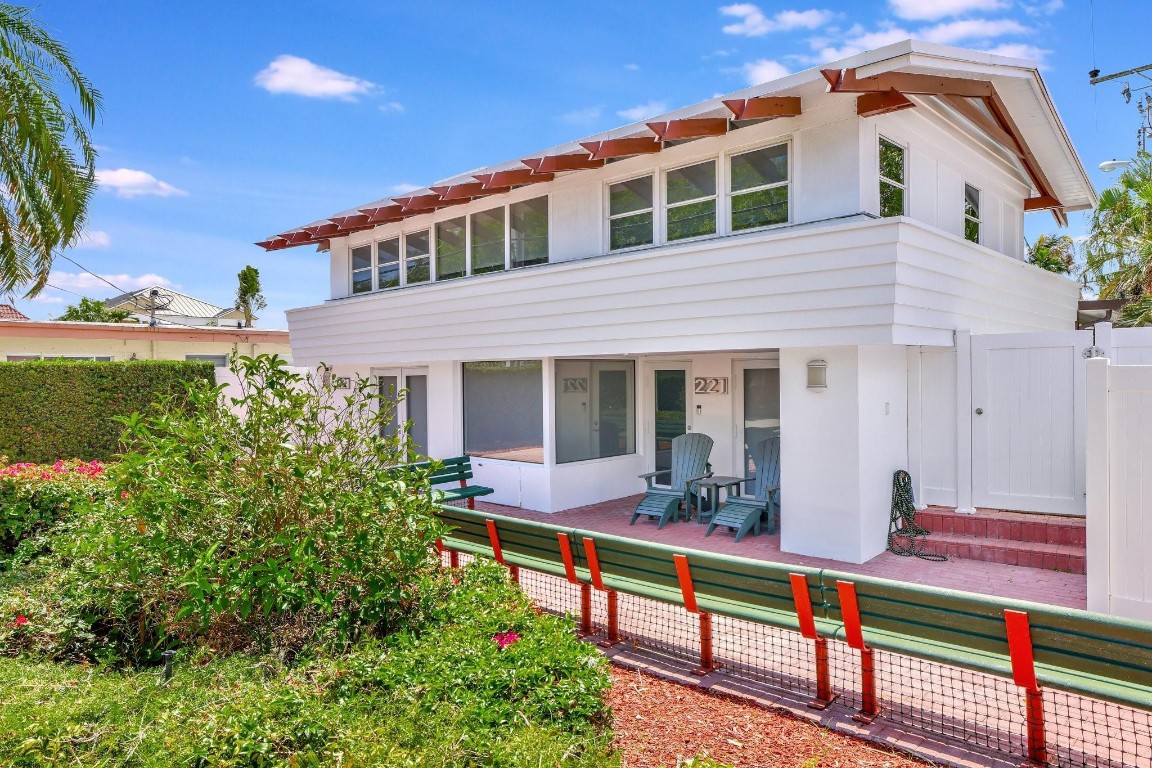 221 Washingtonia Ave