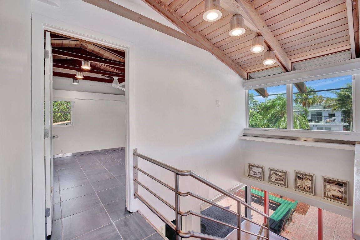 221 Washingtonia Ave