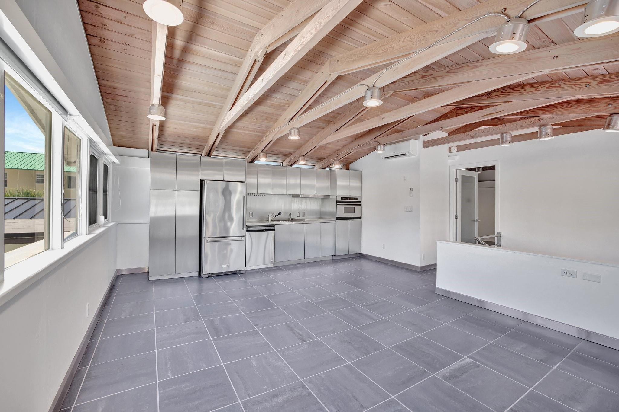 221 Washingtonia Ave