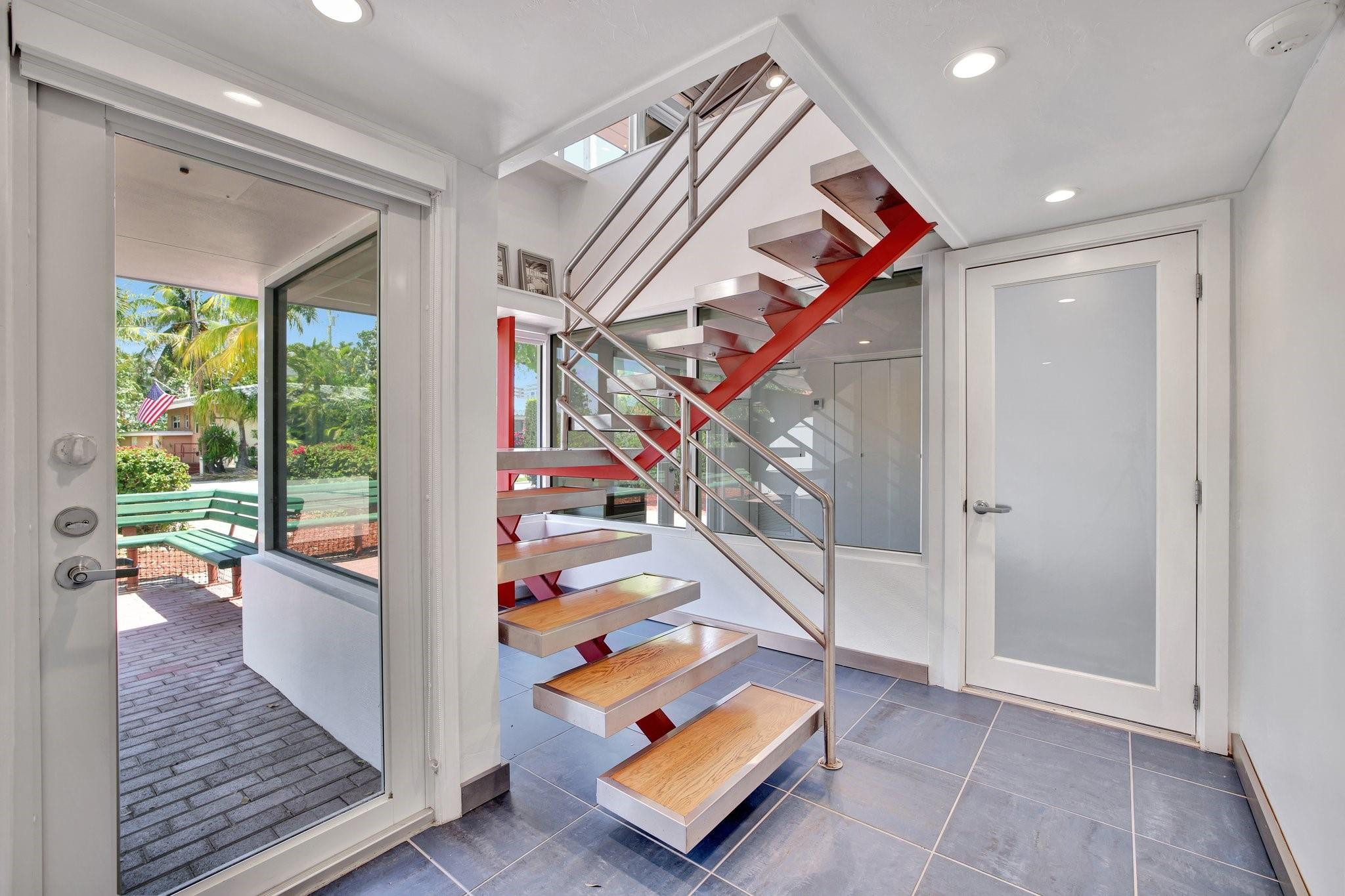 221 Washingtonia Ave