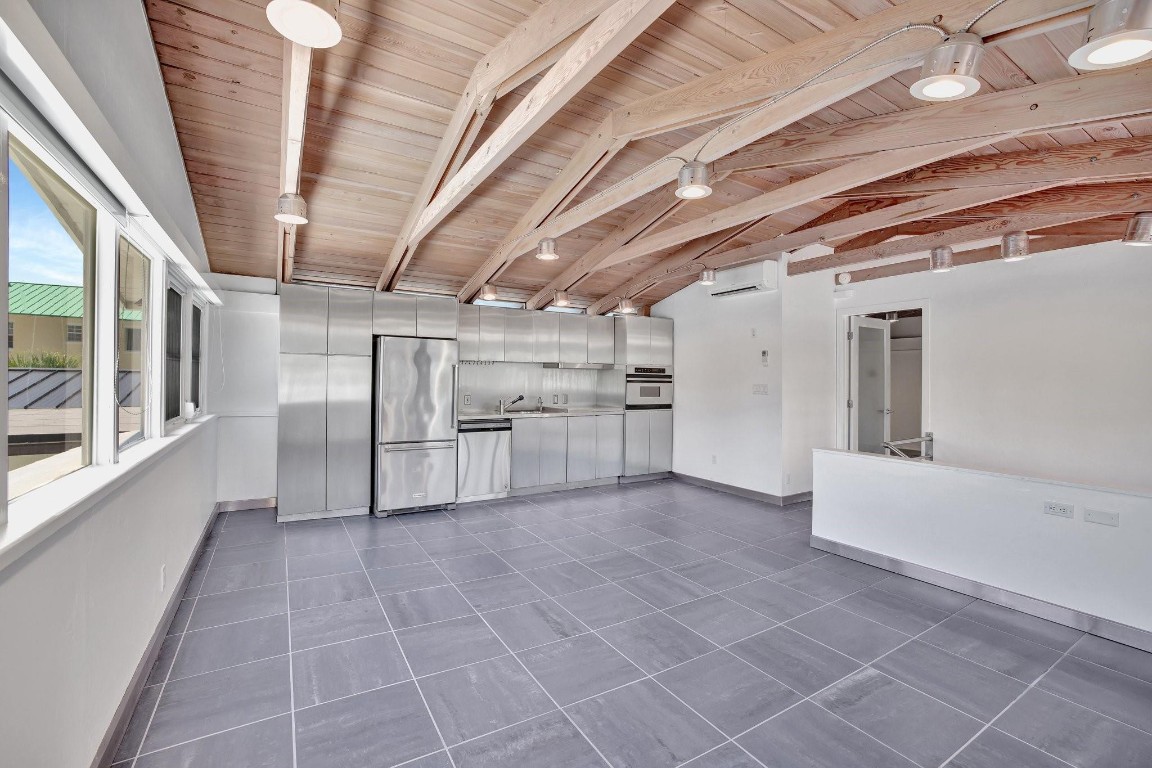 221 Washingtonia Ave