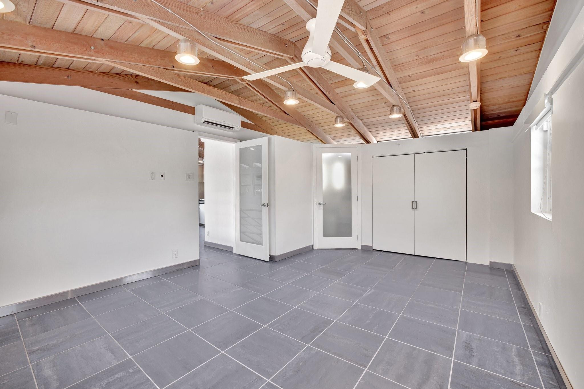 221 Washingtonia Ave