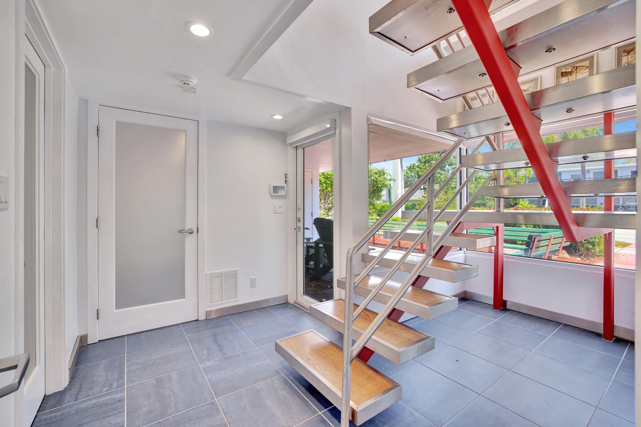 221 Washingtonia Ave