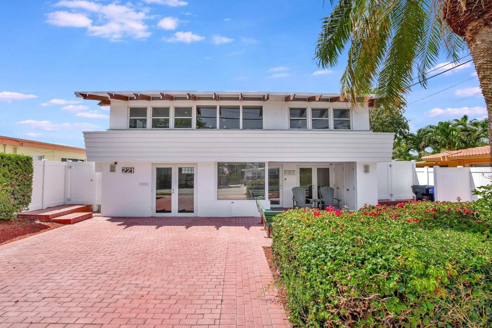 221 Washingtonia Ave