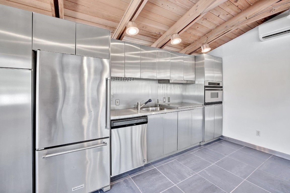 221 Washingtonia Ave