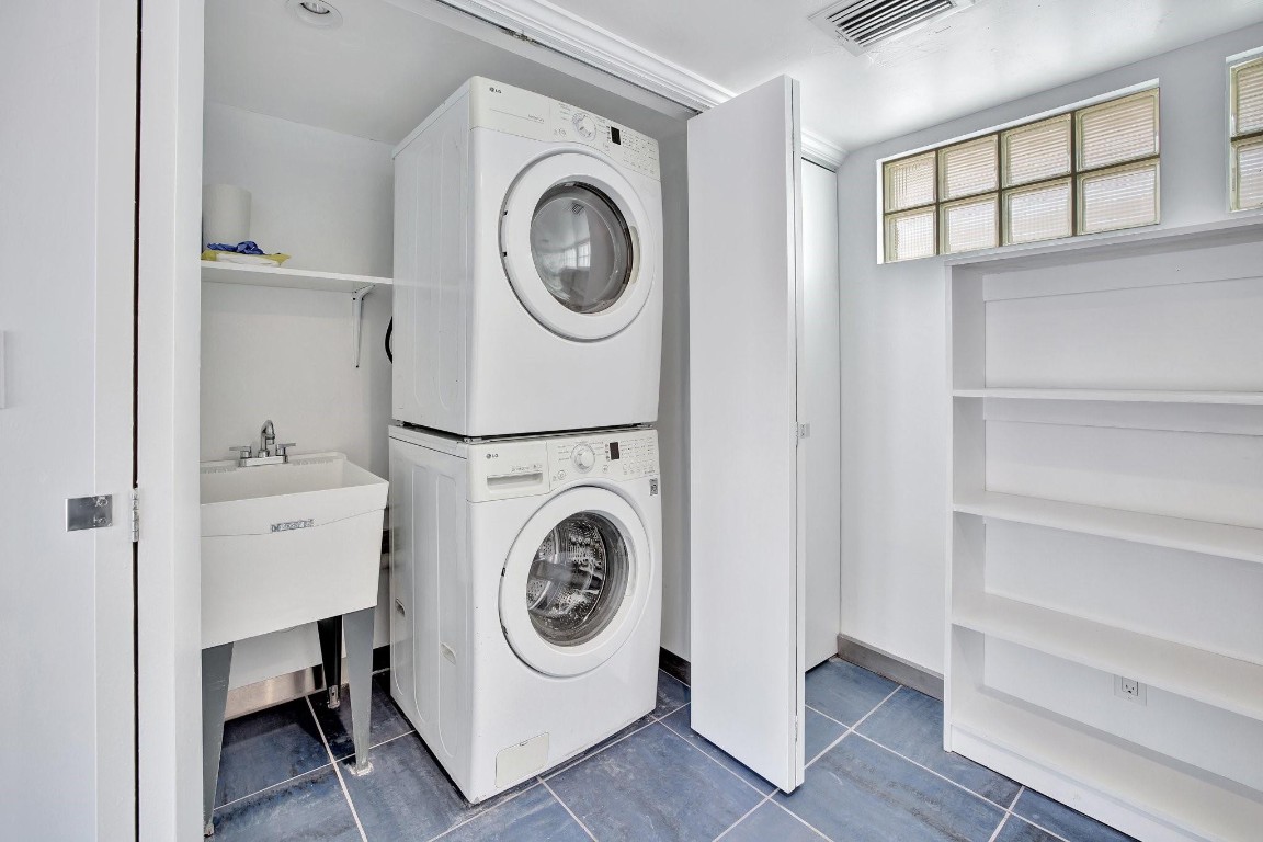 221 Washingtonia Ave