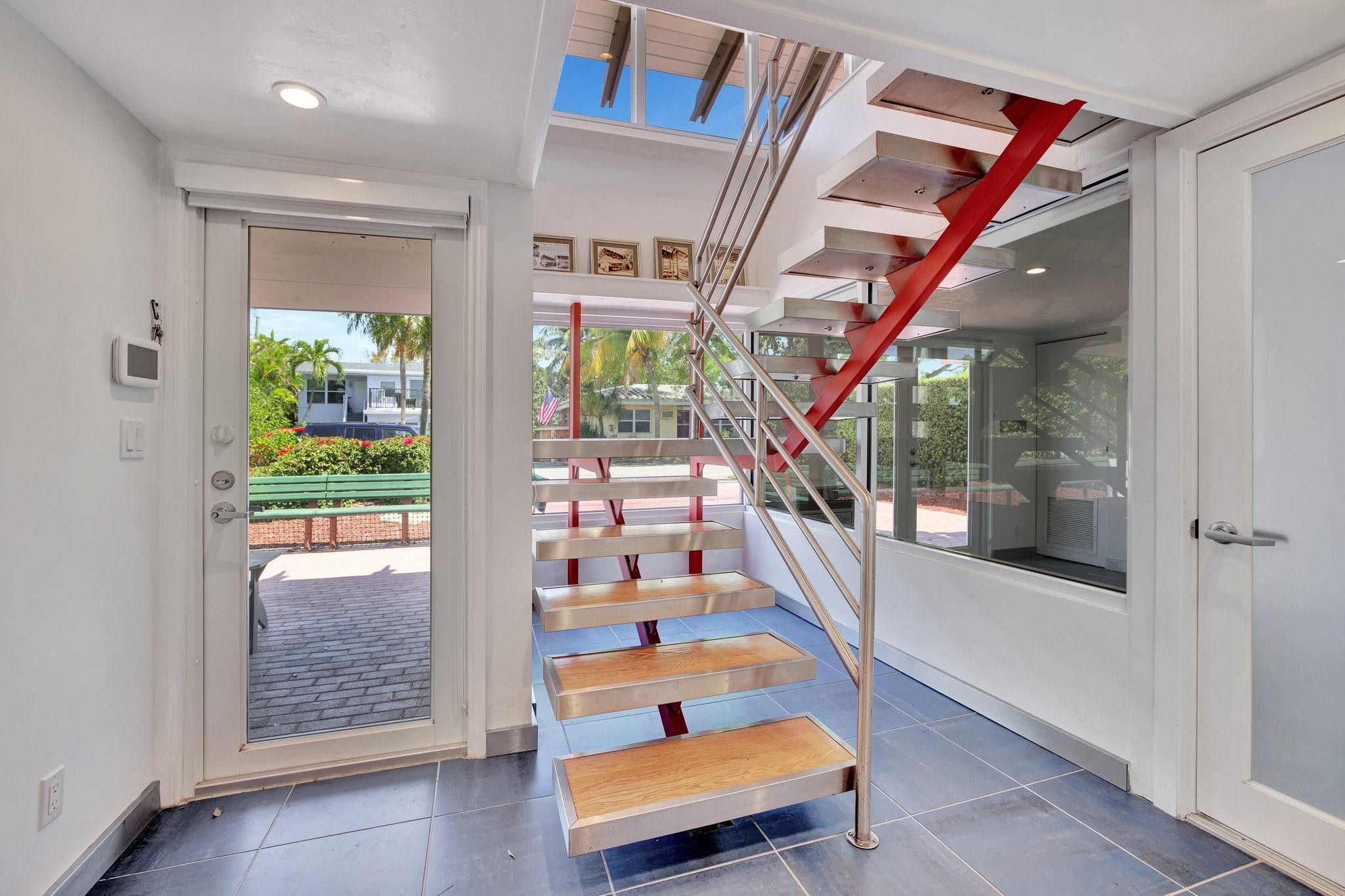 221 Washingtonia Ave