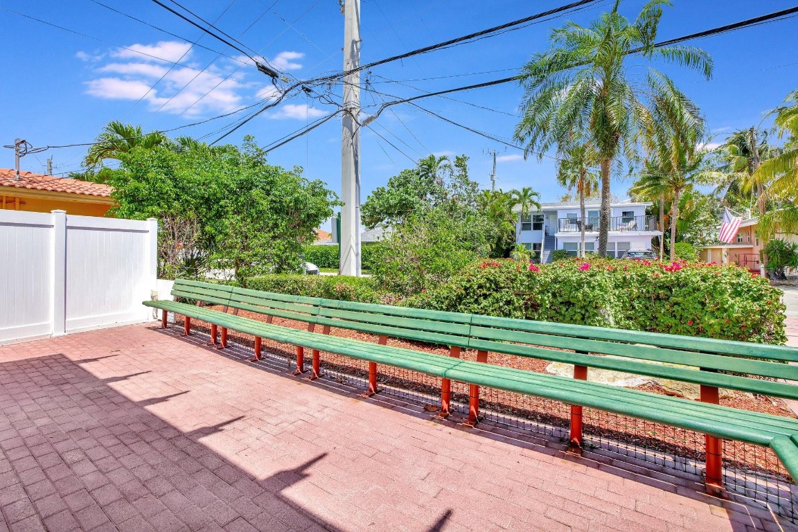 221 Washingtonia Ave