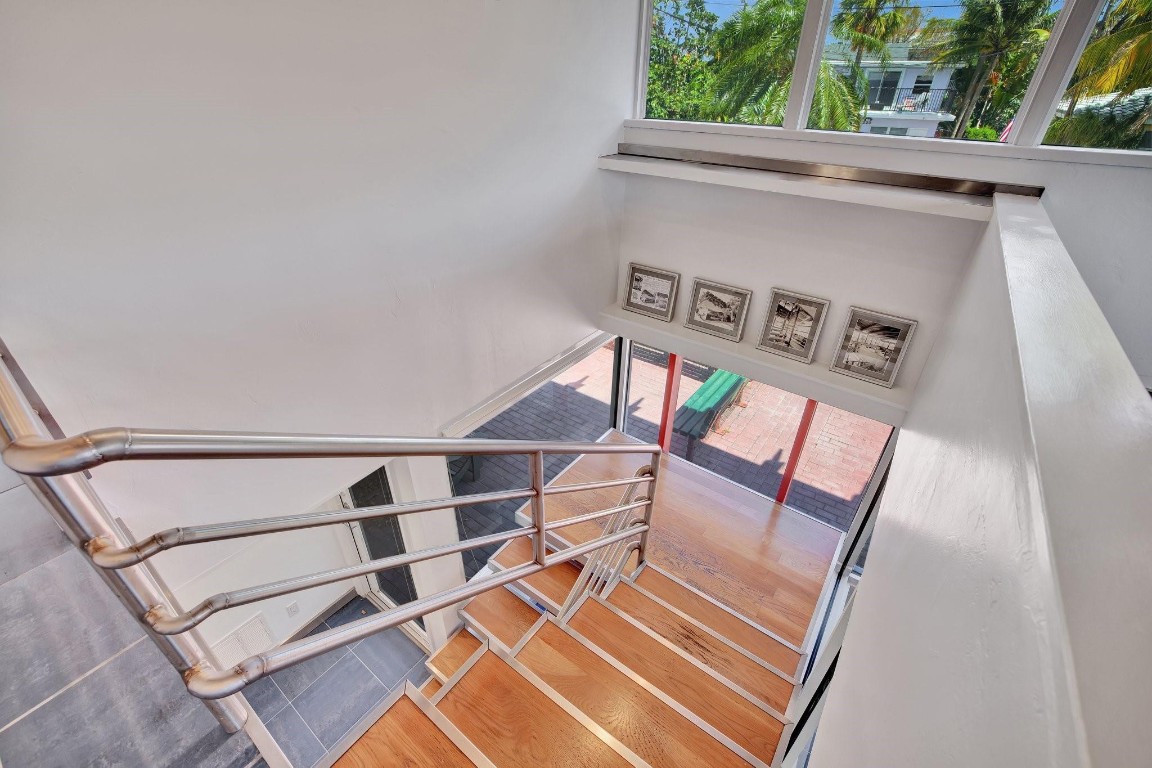 221 Washingtonia Ave