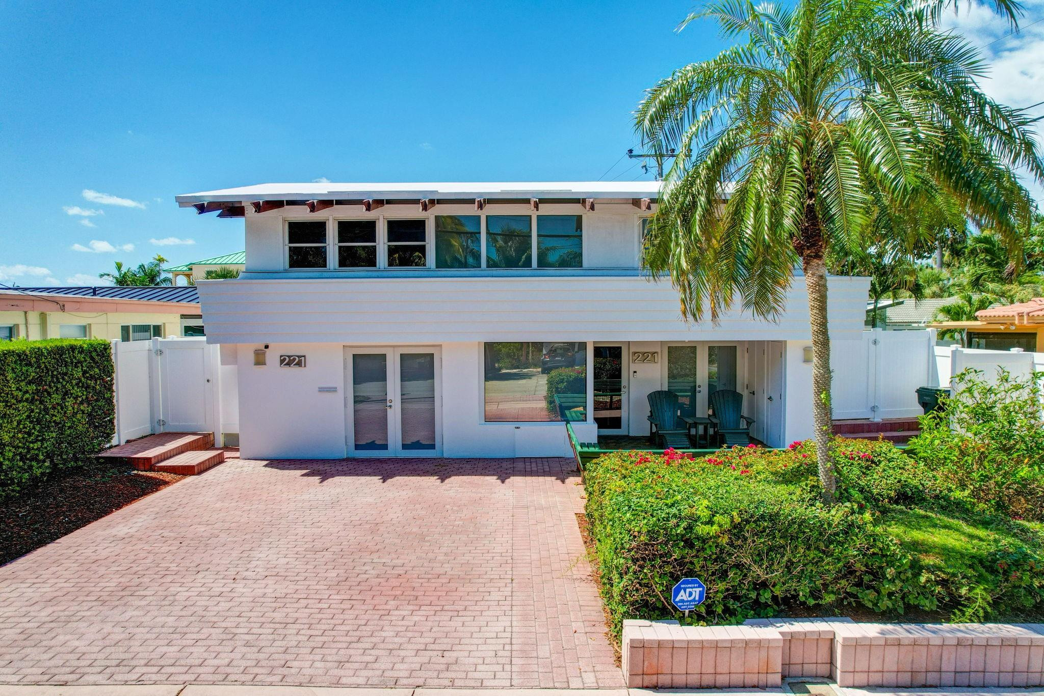 221 Washingtonia Ave