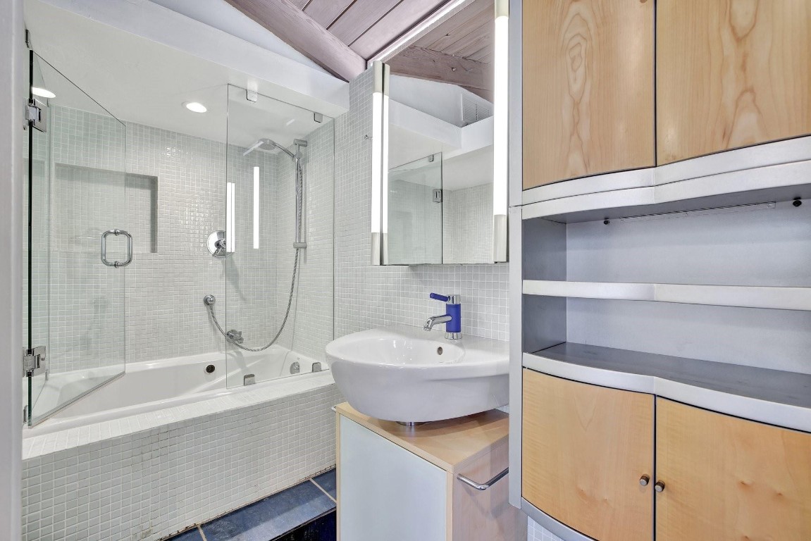 221 Washingtonia Ave