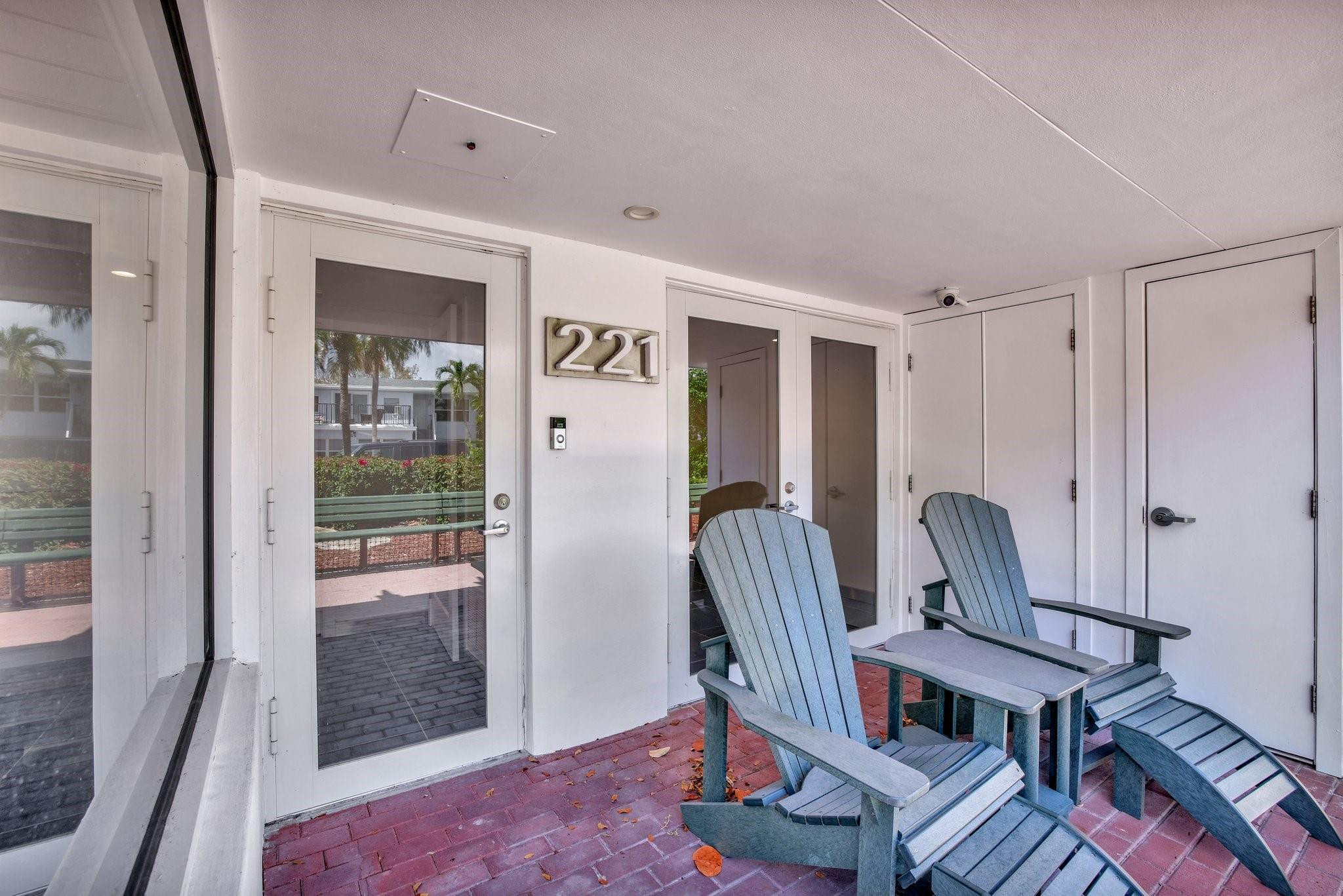 221 Washingtonia Ave