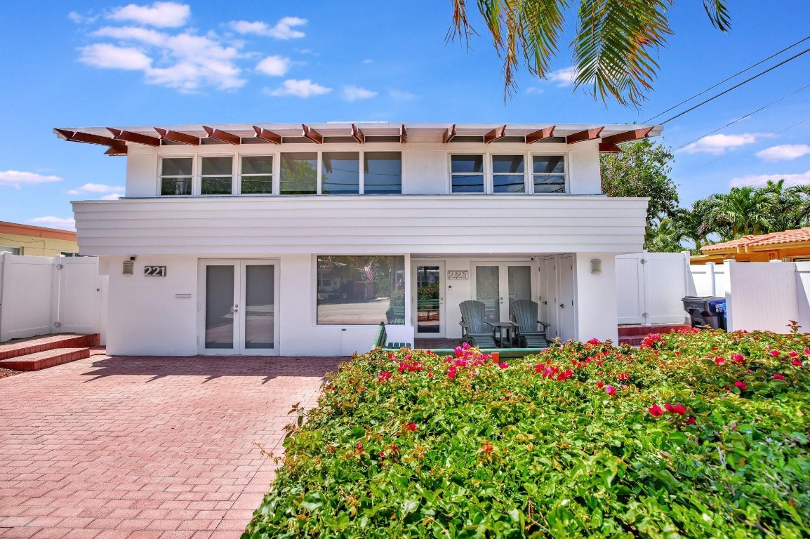 221 Washingtonia Ave