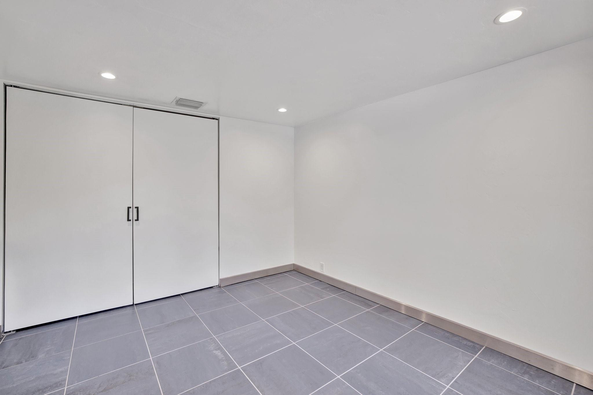 221 Washingtonia Ave