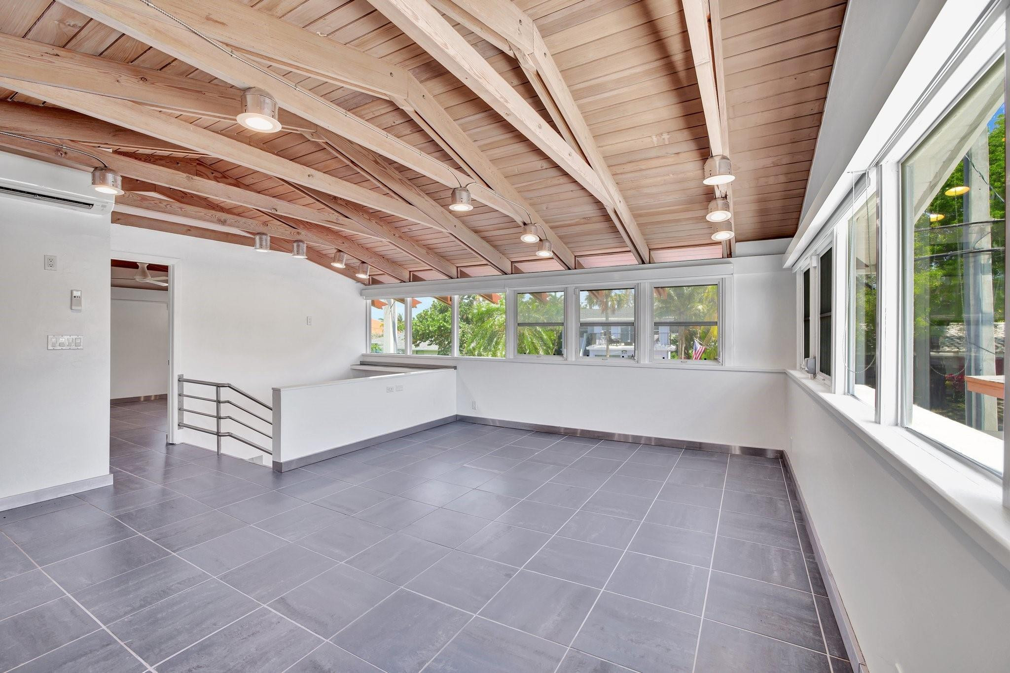 221 Washingtonia Ave