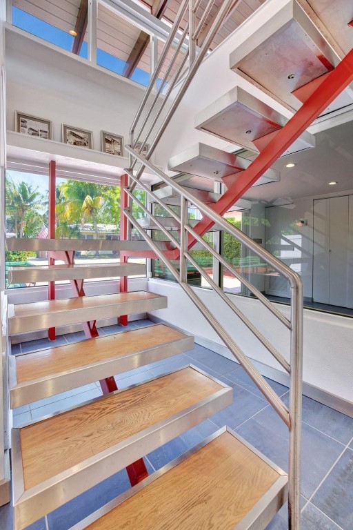 221 Washingtonia Ave