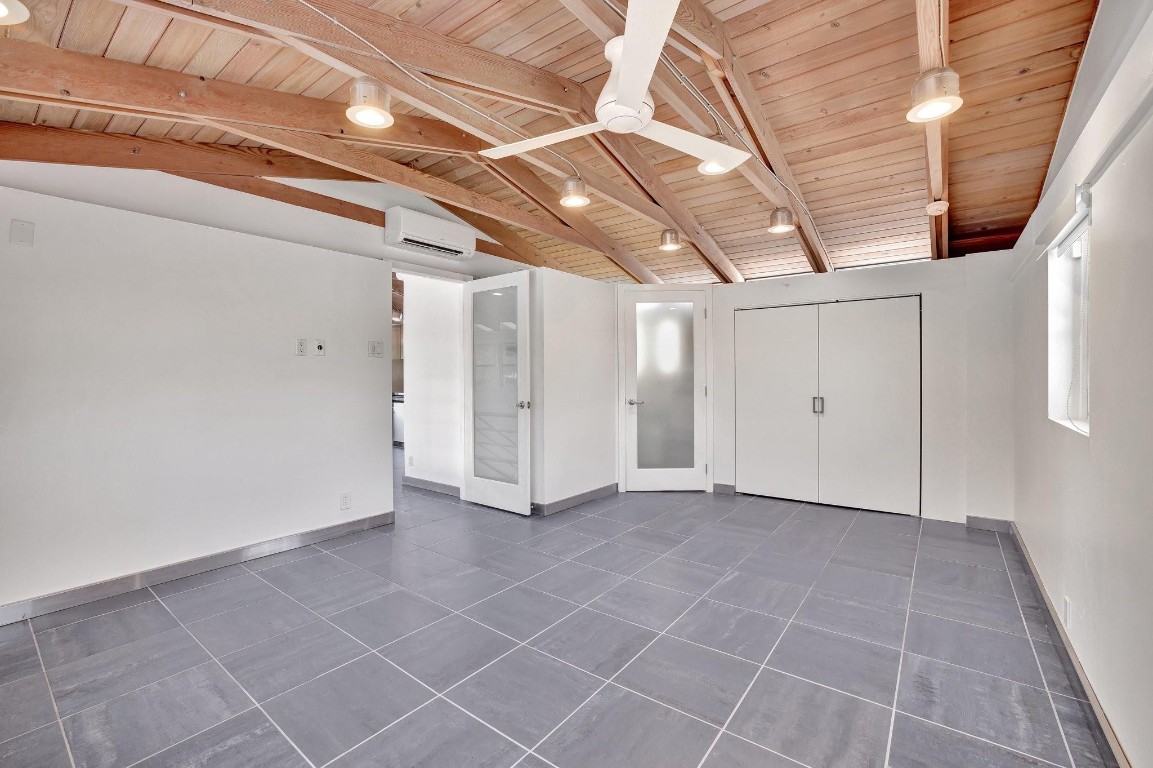 221 Washingtonia Ave