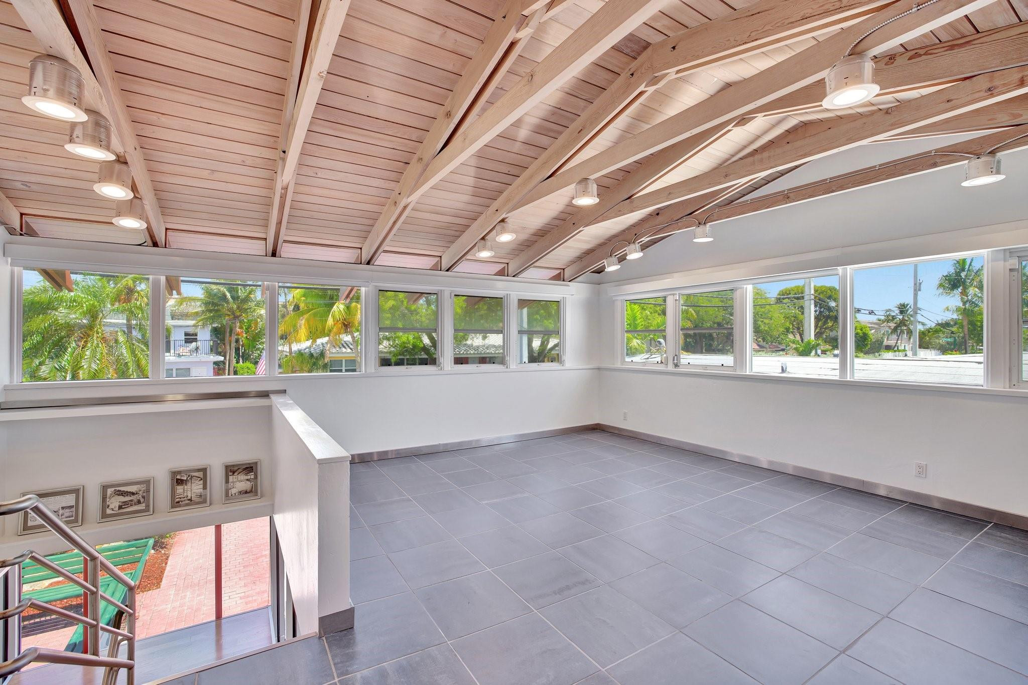 221 Washingtonia Ave