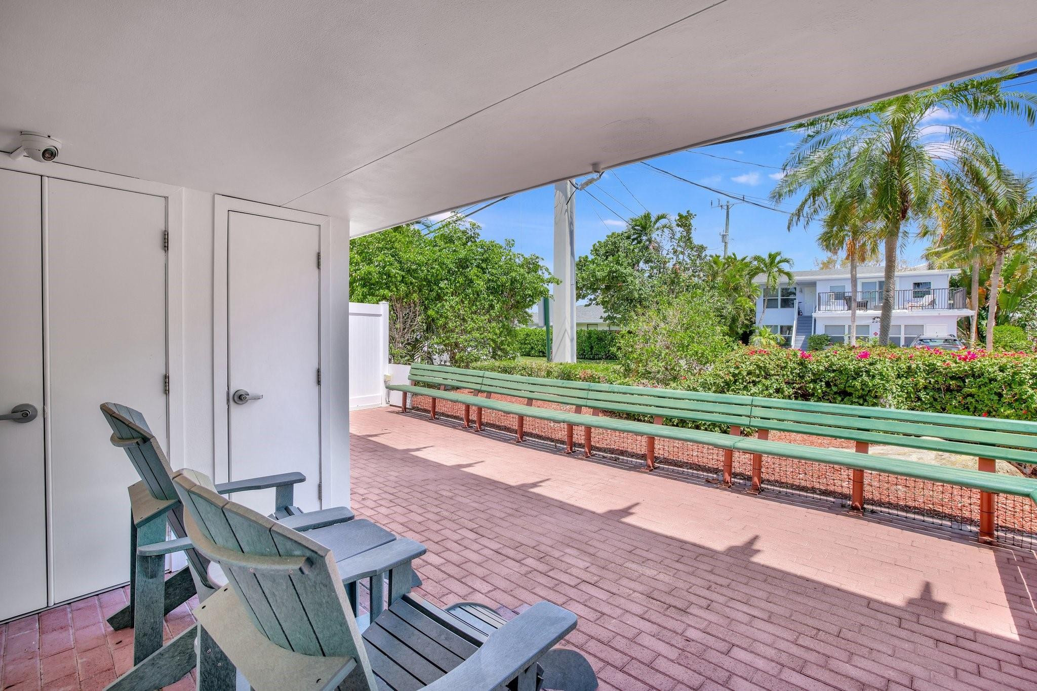 221 Washingtonia Ave