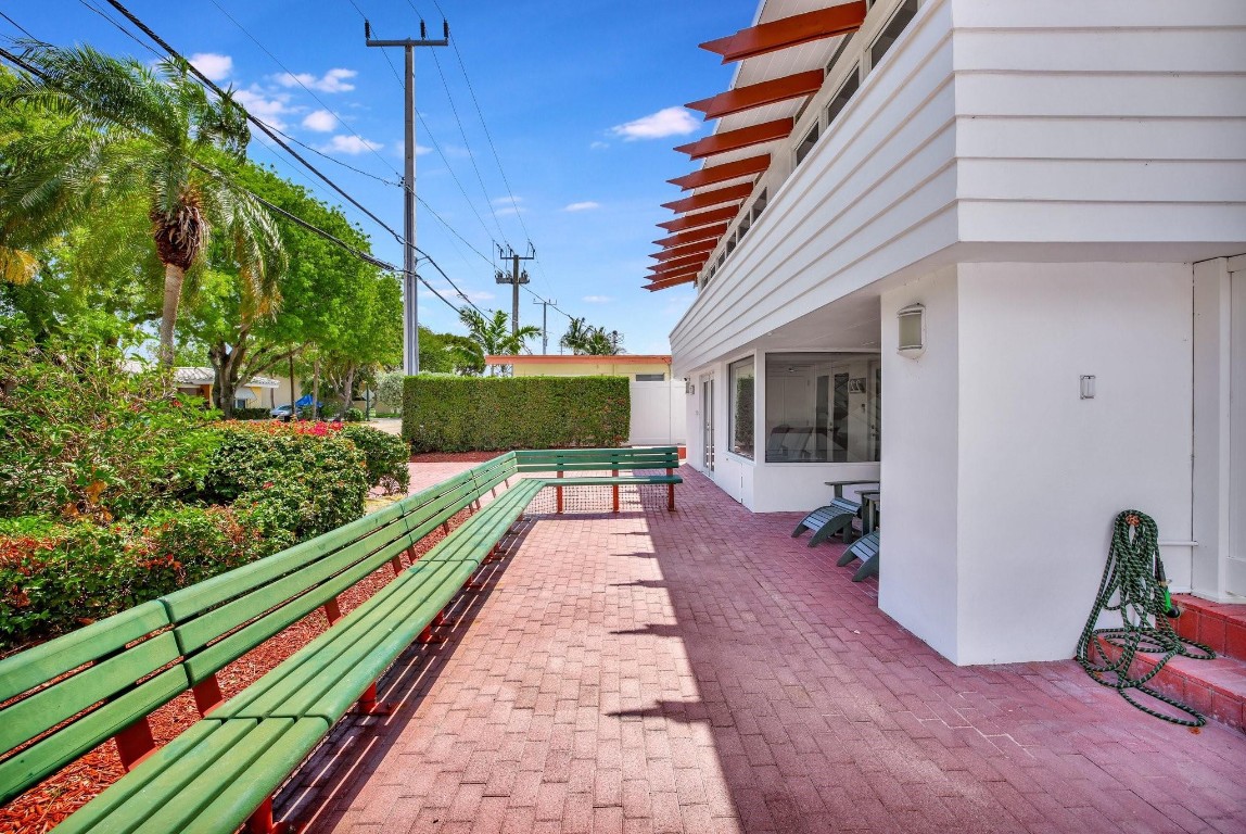 221 Washingtonia Ave