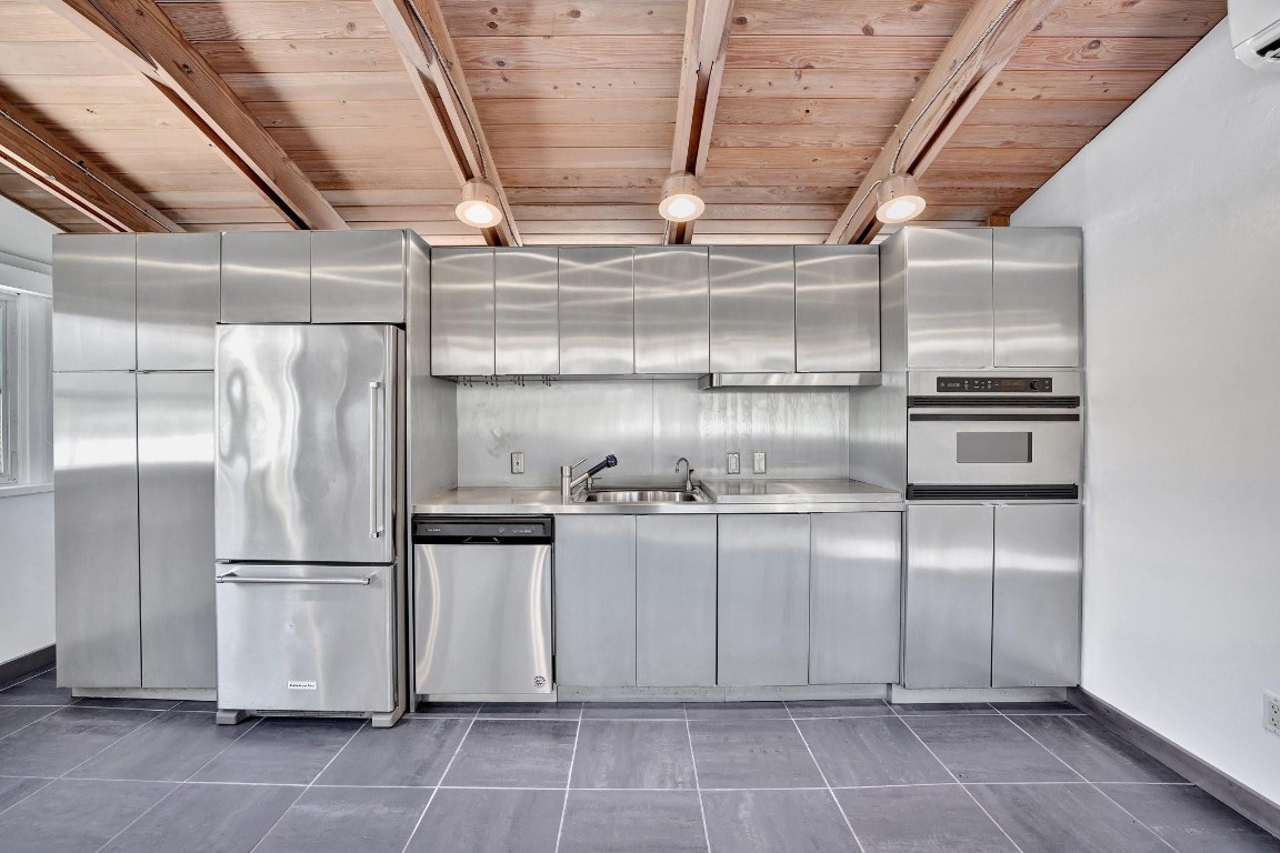 221 Washingtonia Ave