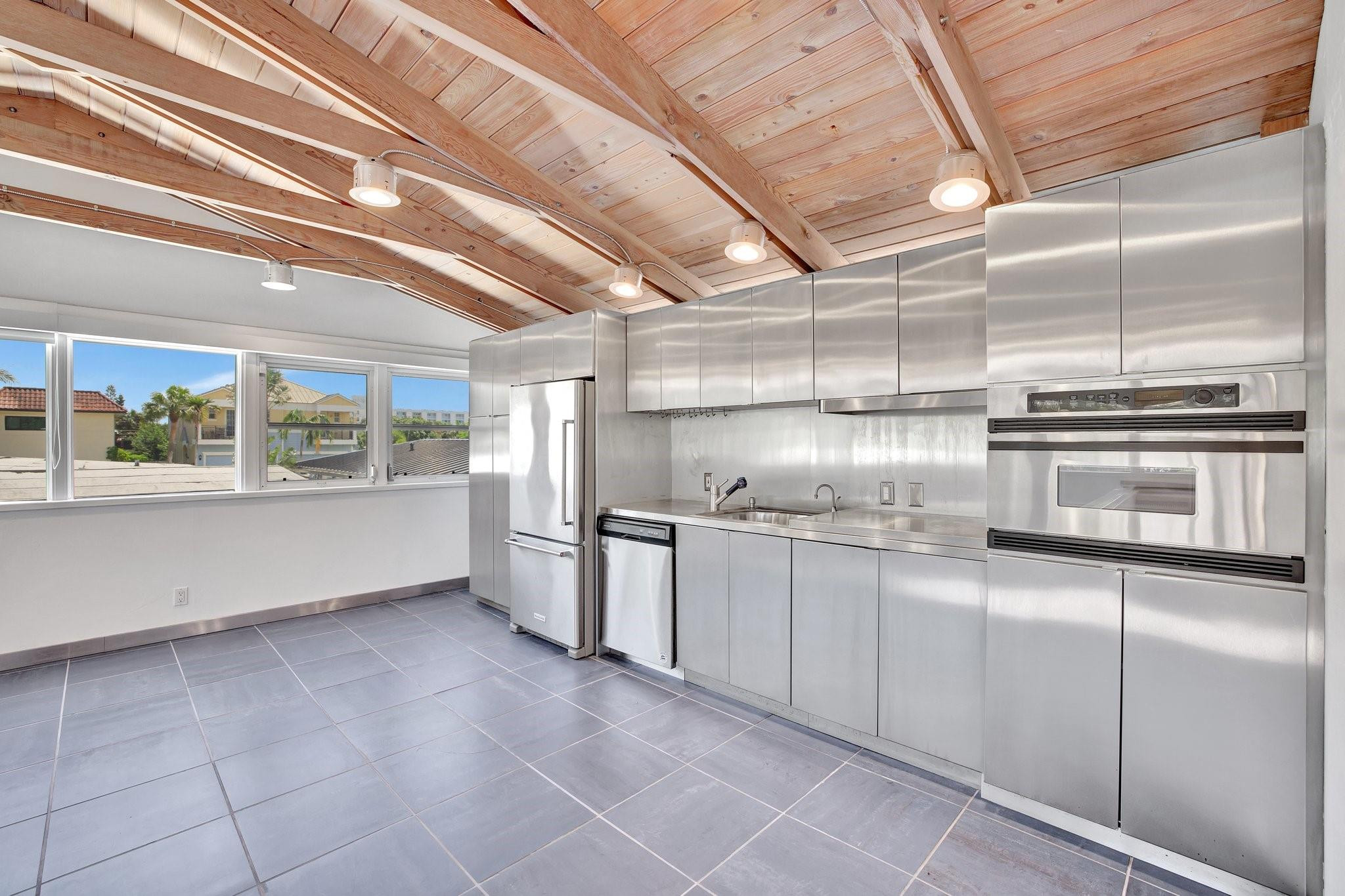 221 Washingtonia Ave