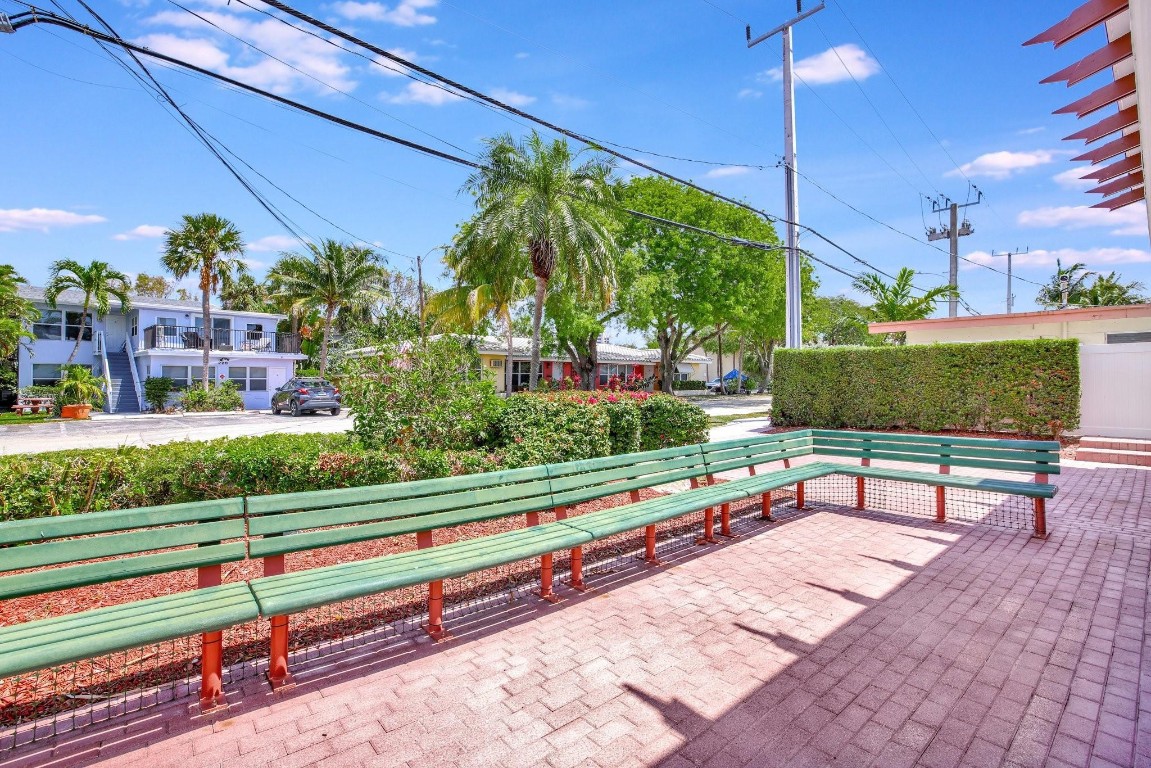 221 Washingtonia Ave