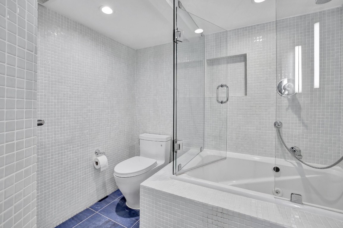 221 Washingtonia Ave