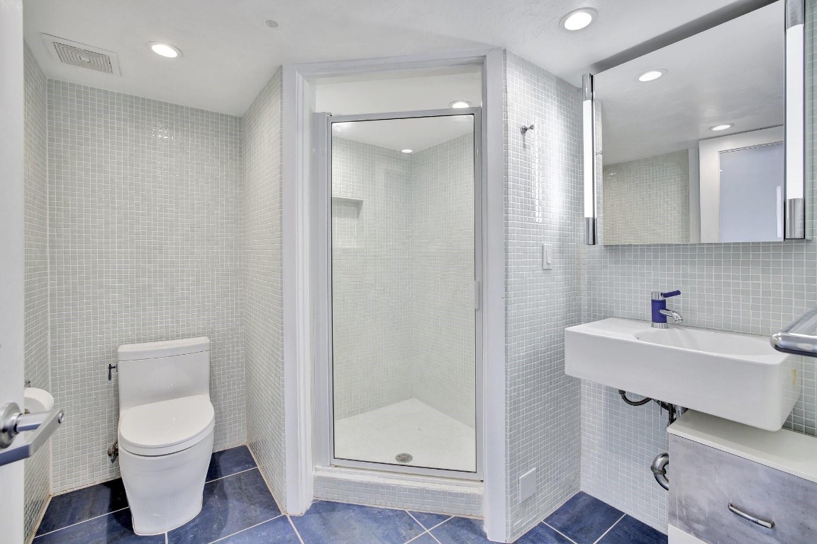 221 Washingtonia Ave