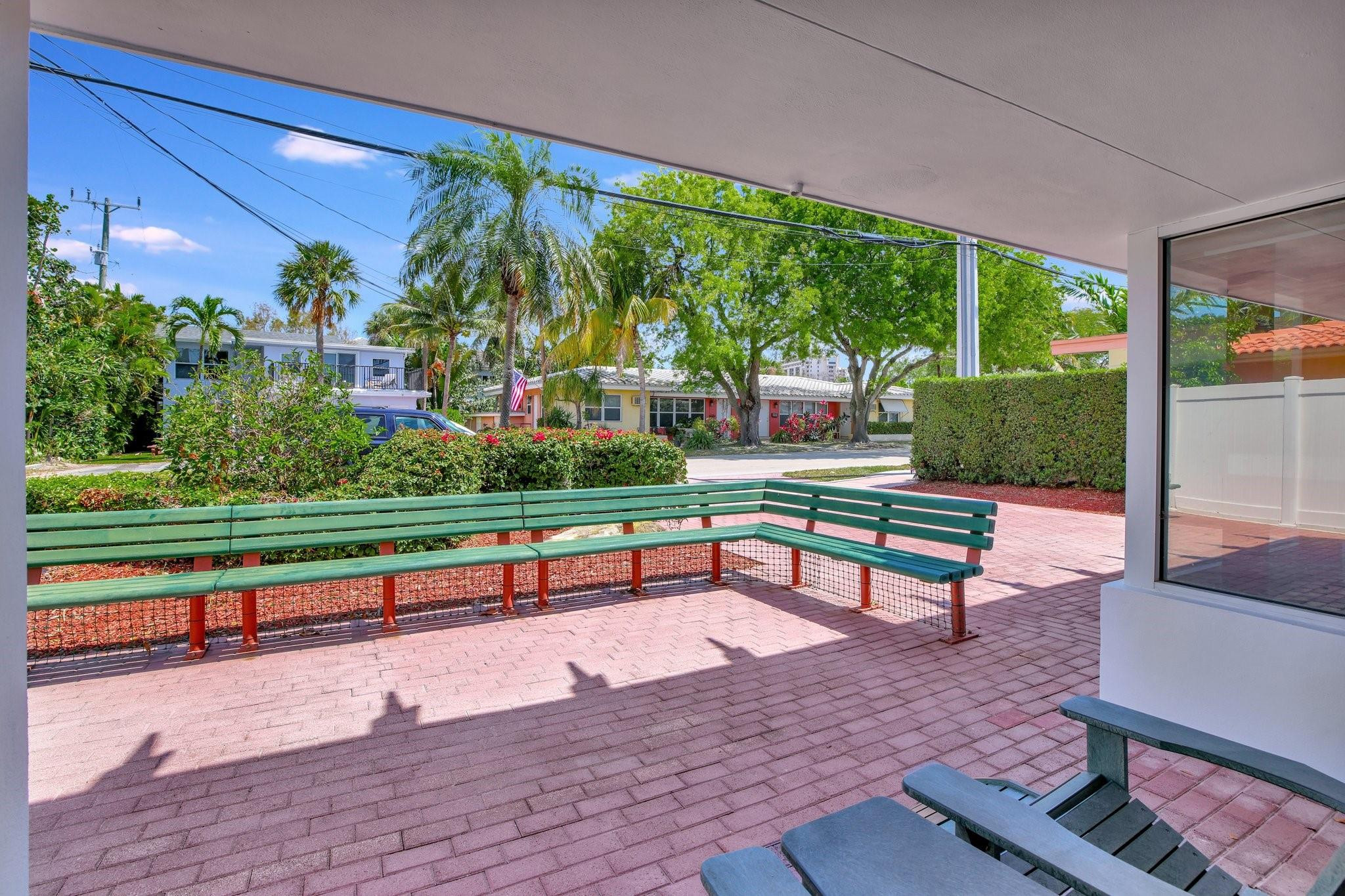 221 Washingtonia Ave