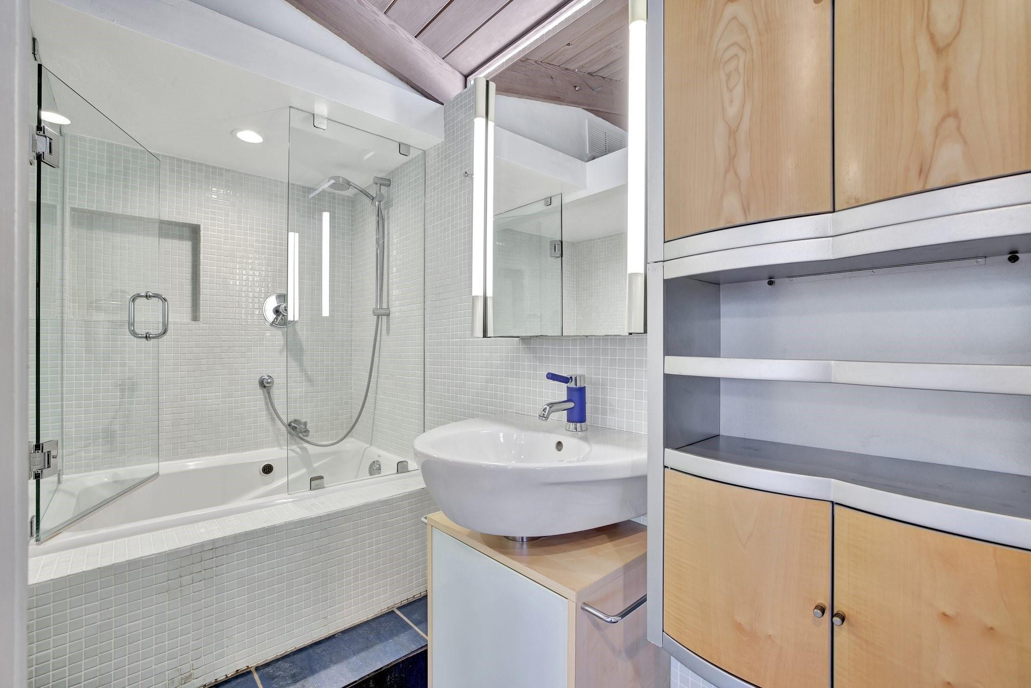 221 Washingtonia Ave