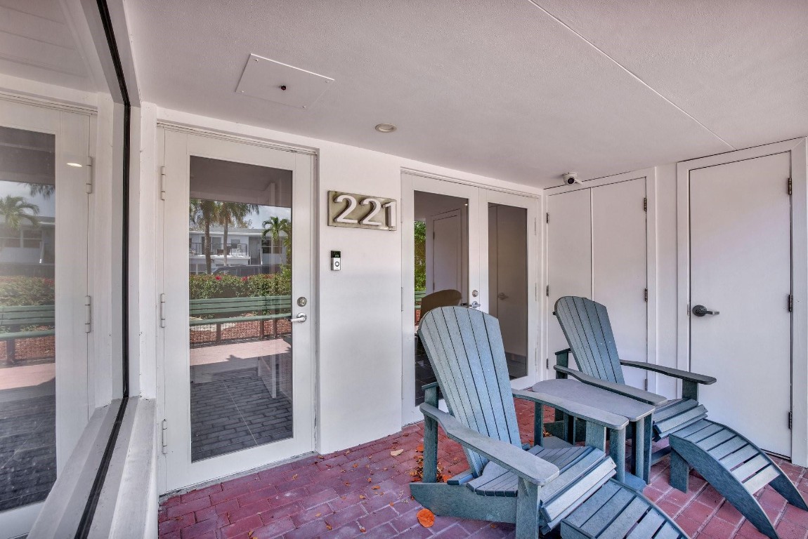 221 Washingtonia Ave