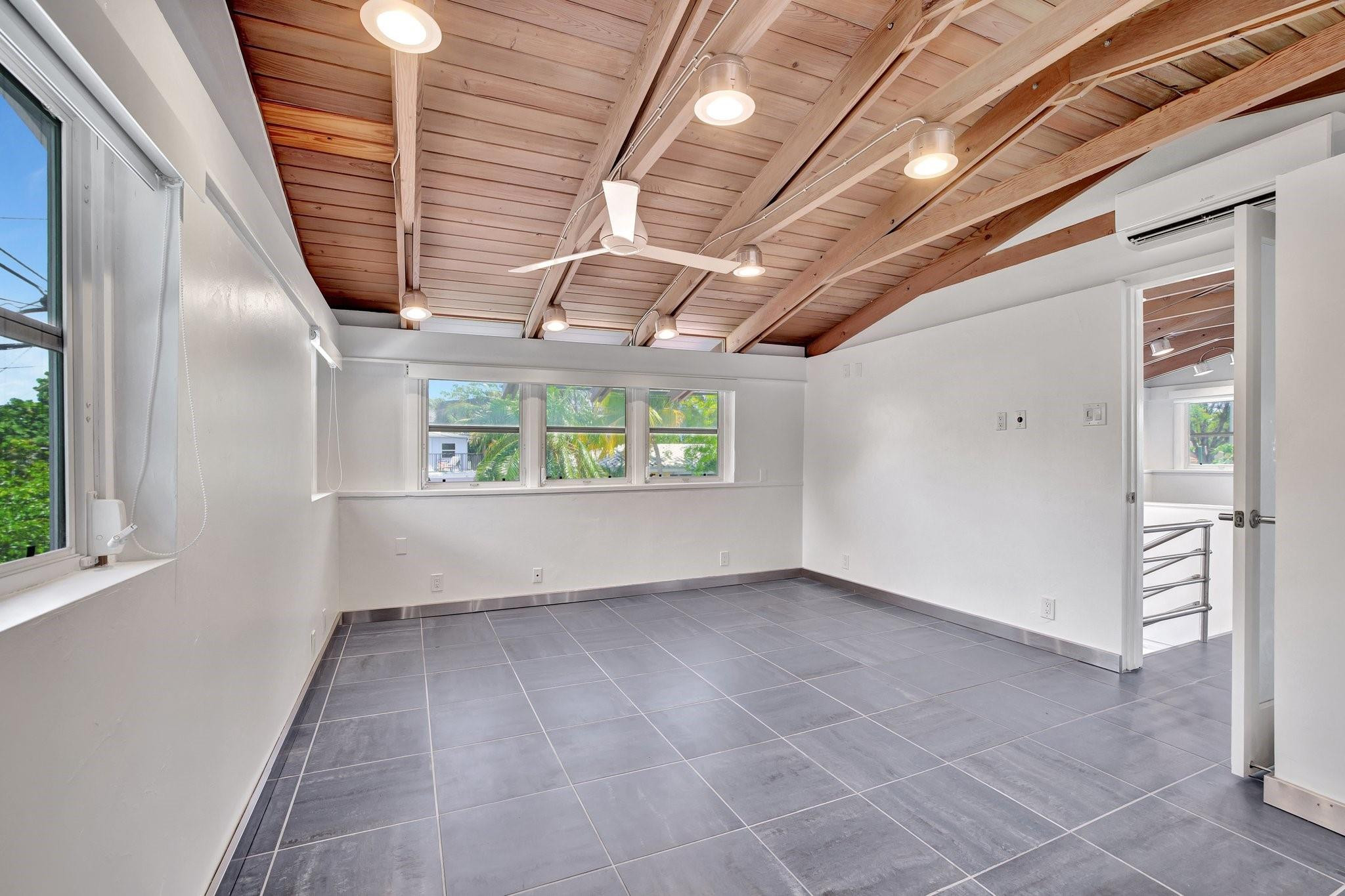 221 Washingtonia Ave