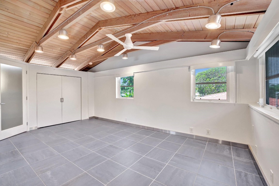 221 Washingtonia Ave