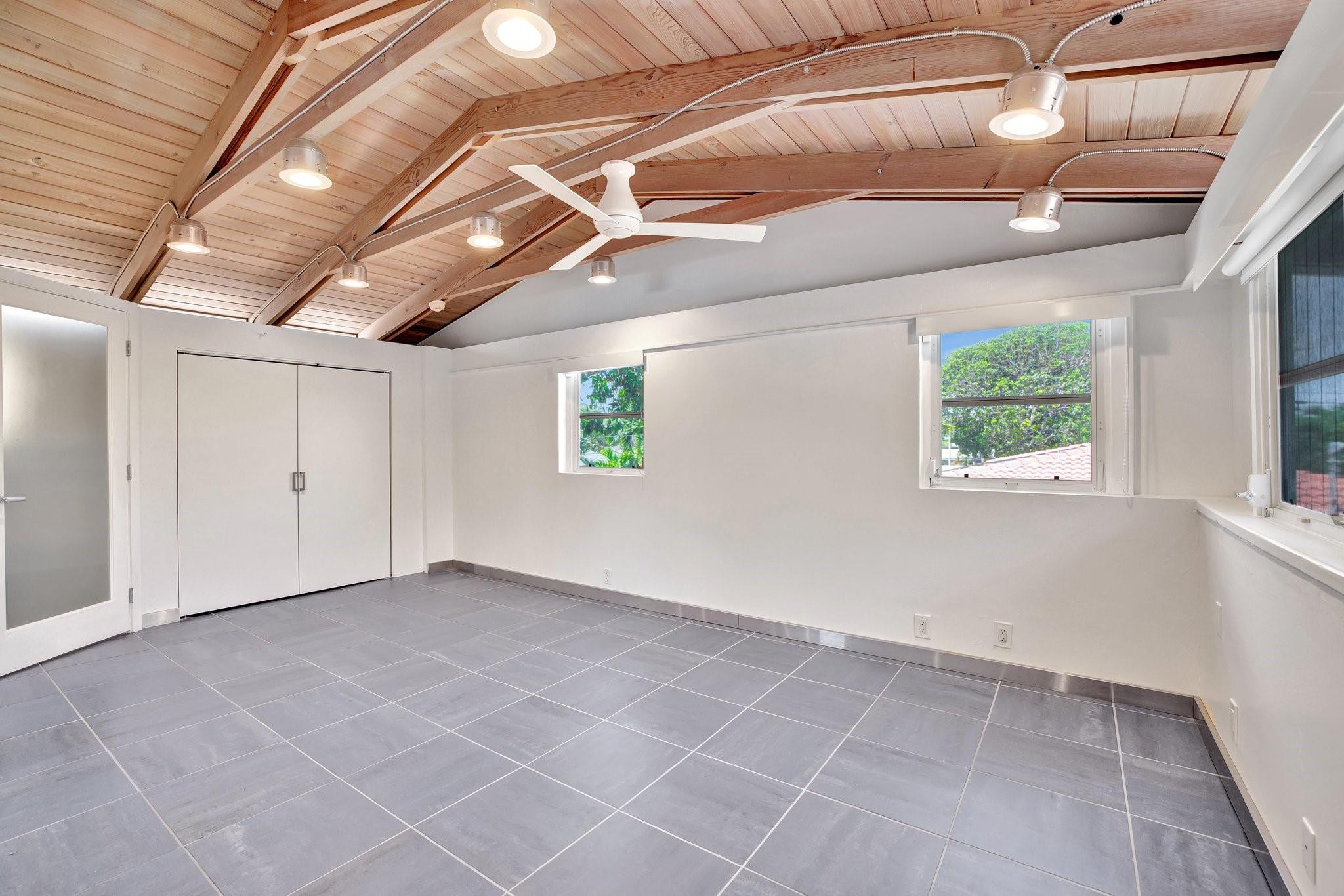 221 Washingtonia Ave