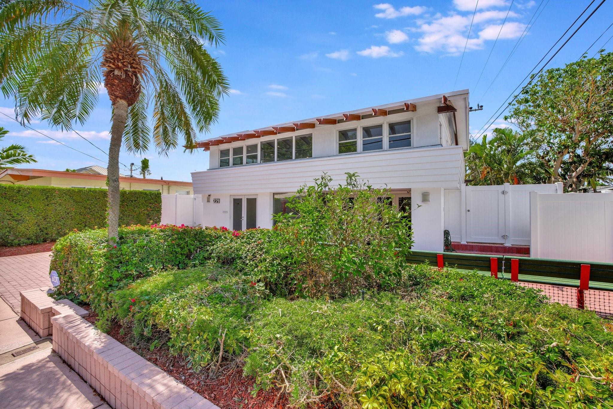 221 Washingtonia Ave