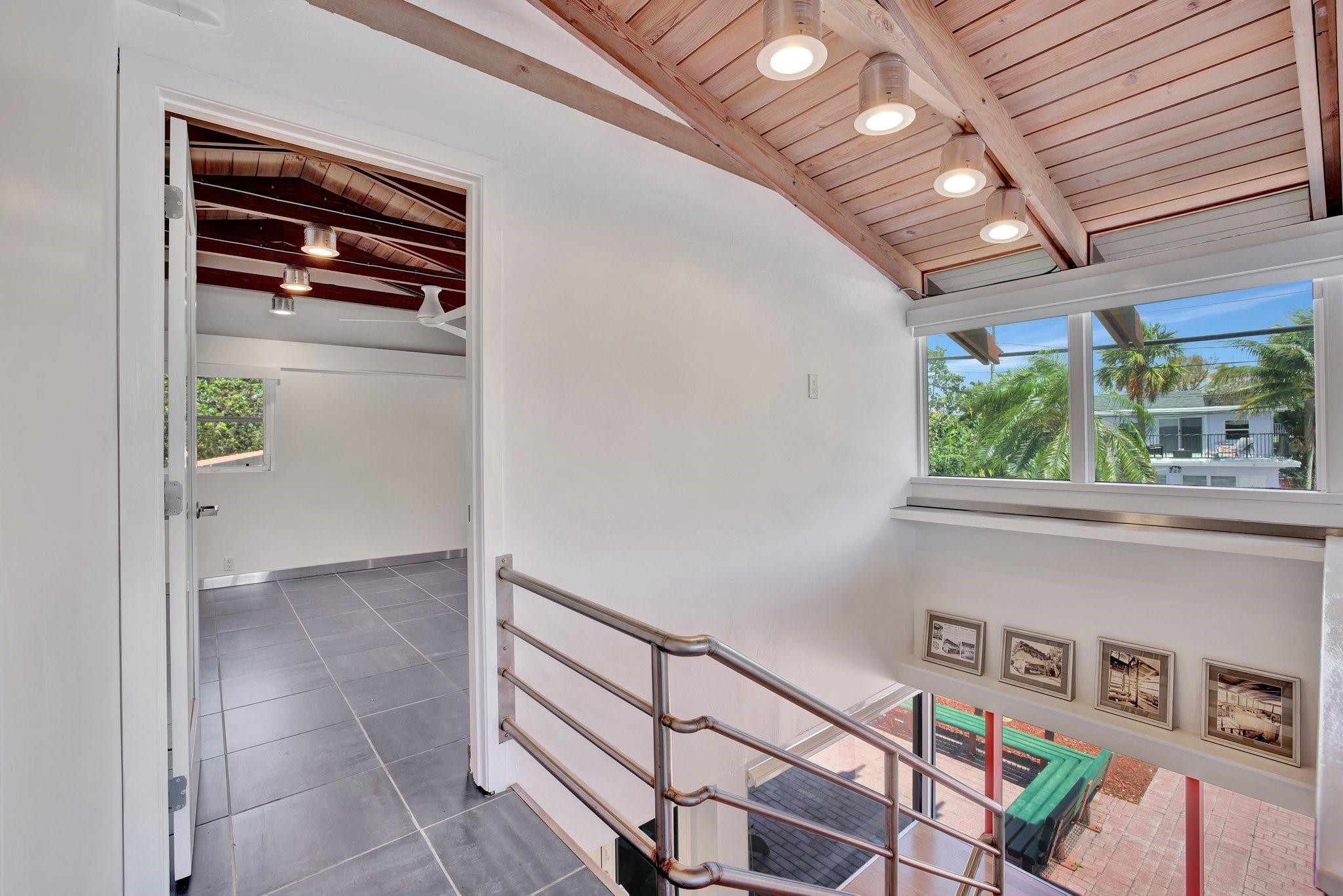 221 Washingtonia Ave