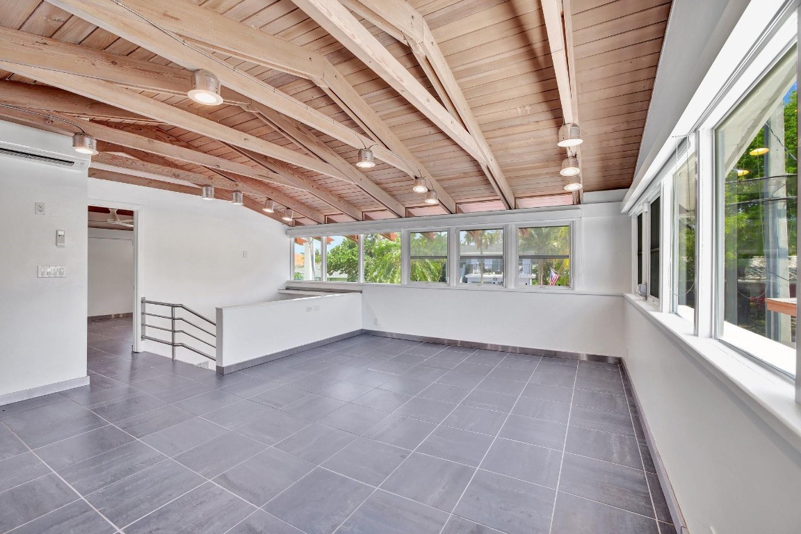 221 Washingtonia Ave