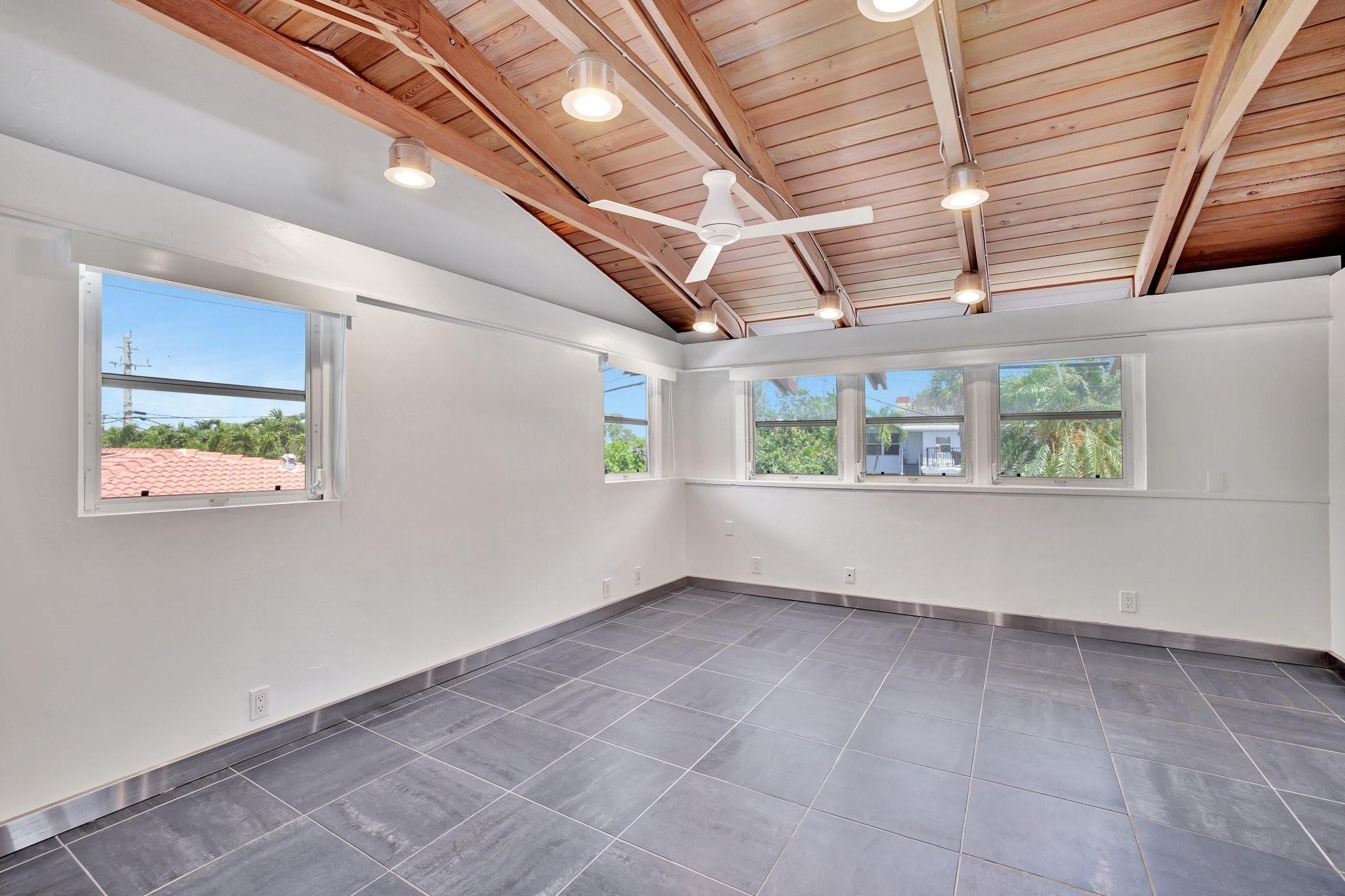 221 Washingtonia Ave