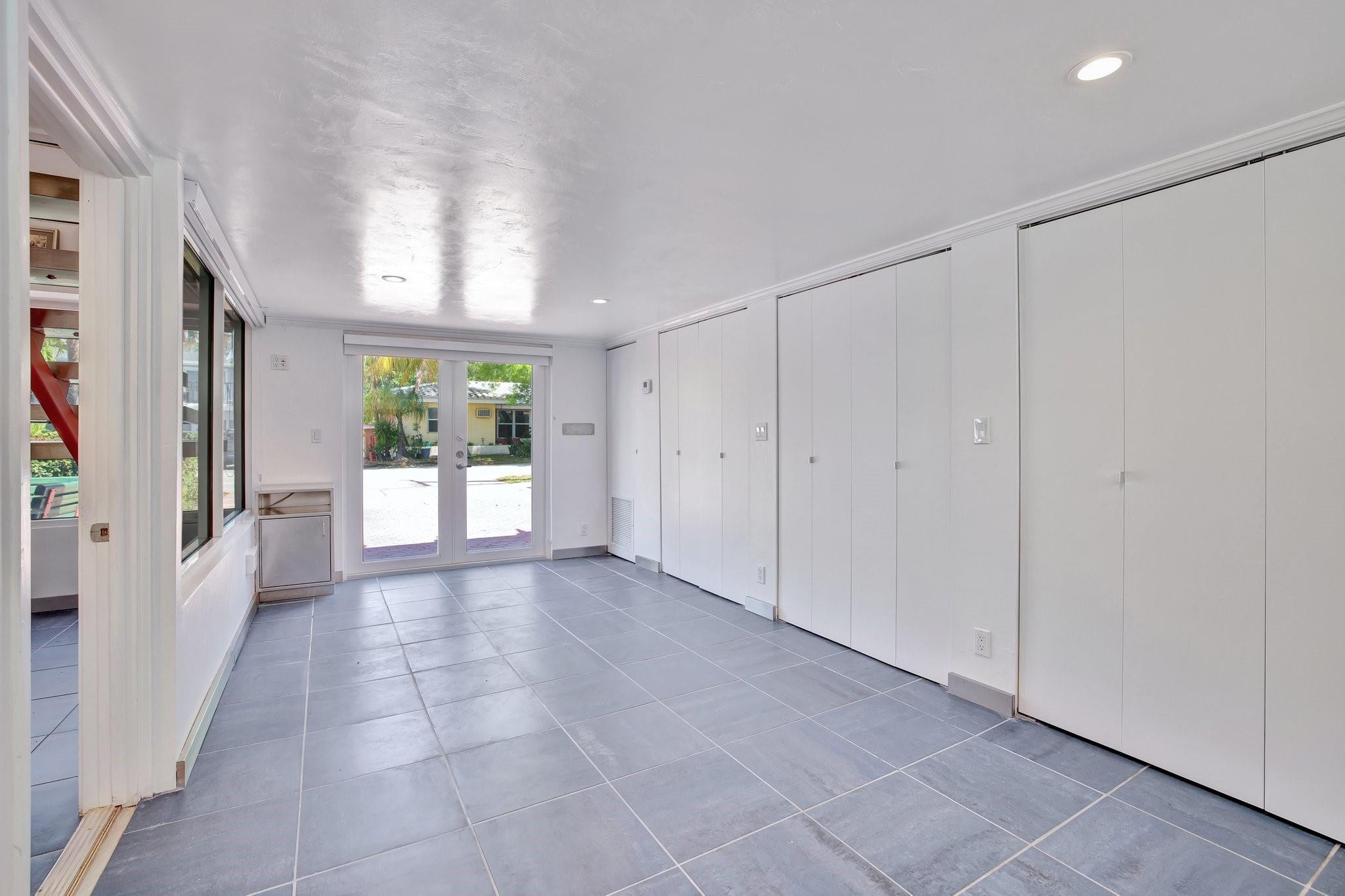 221 Washingtonia Ave