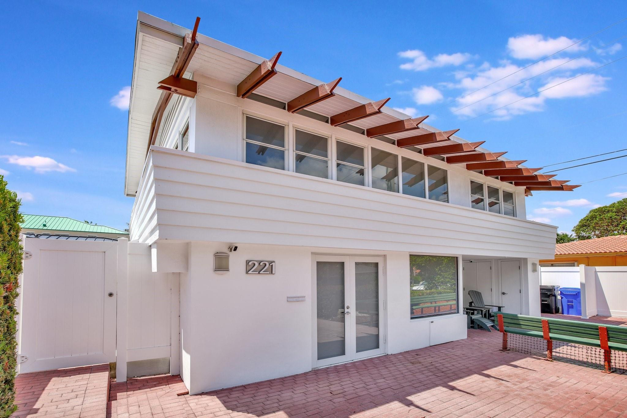 221 Washingtonia Ave