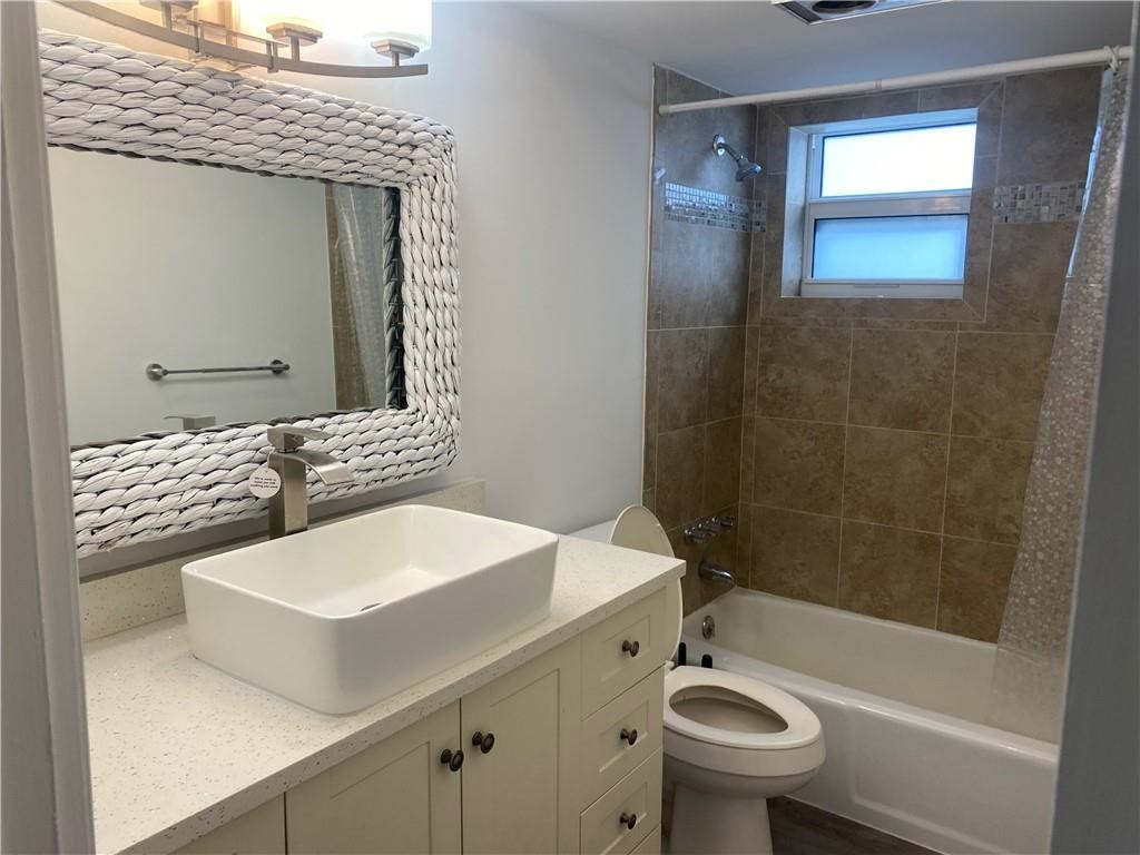 3121 NE 51st St 106E