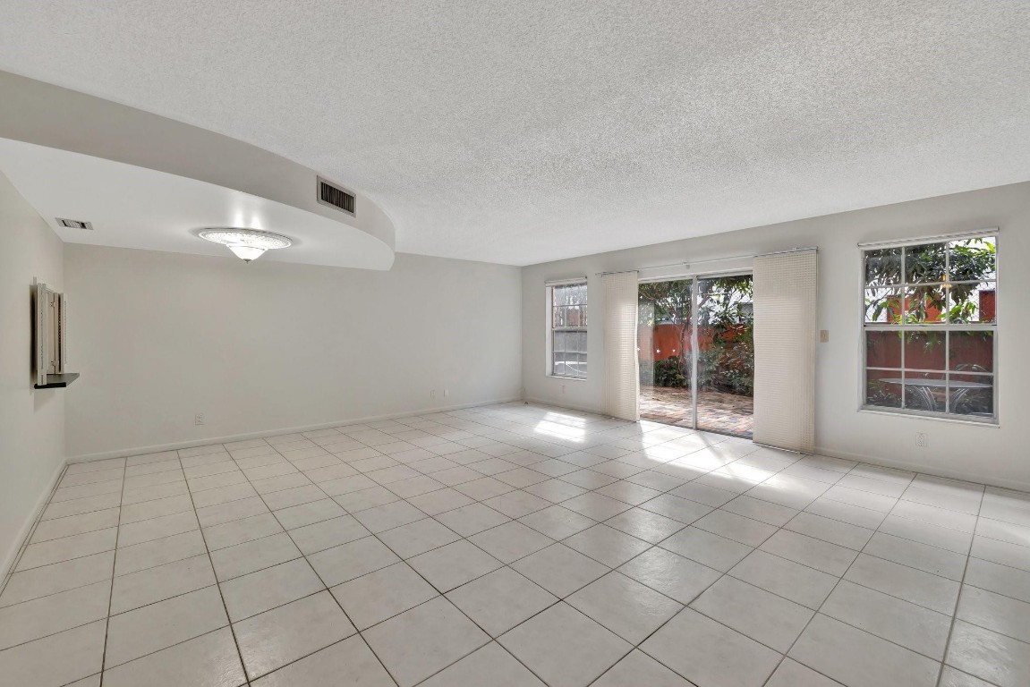 640 Tennis Club Dr 111