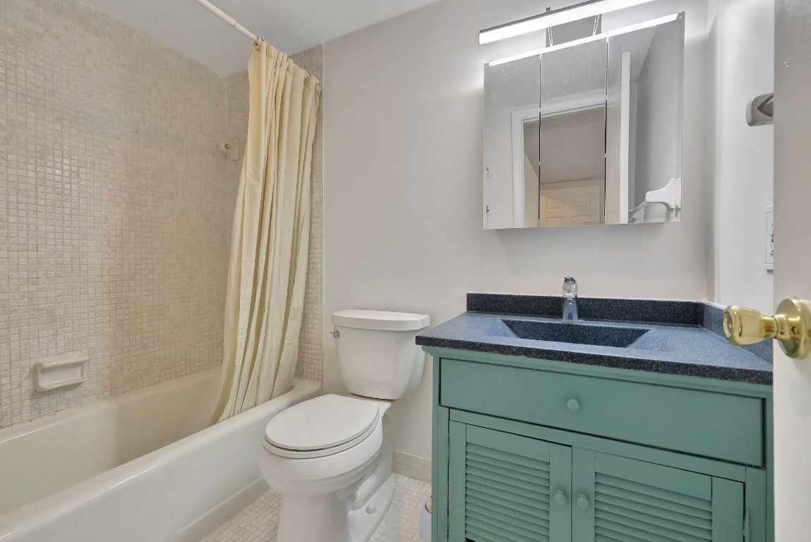 640 Tennis Club Dr 111