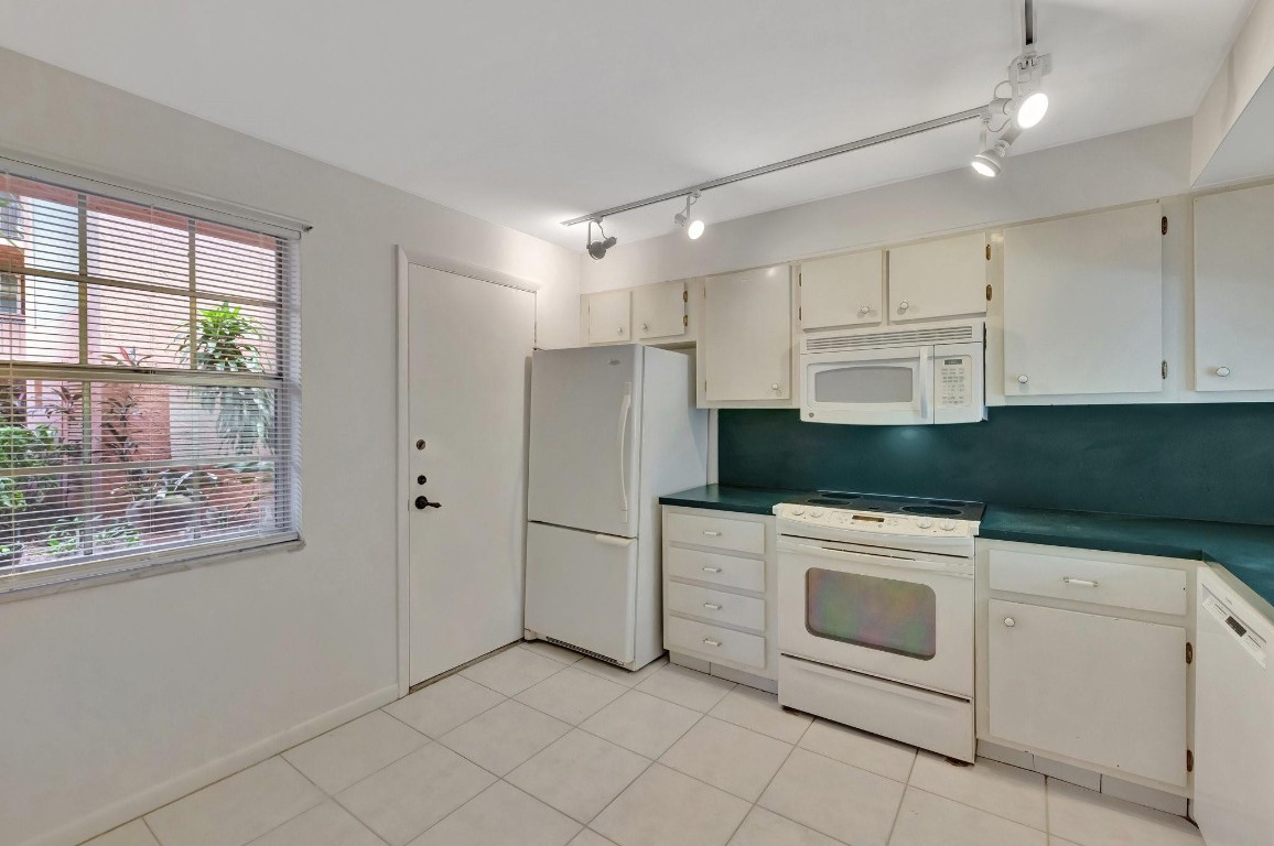 640 Tennis Club Dr 111