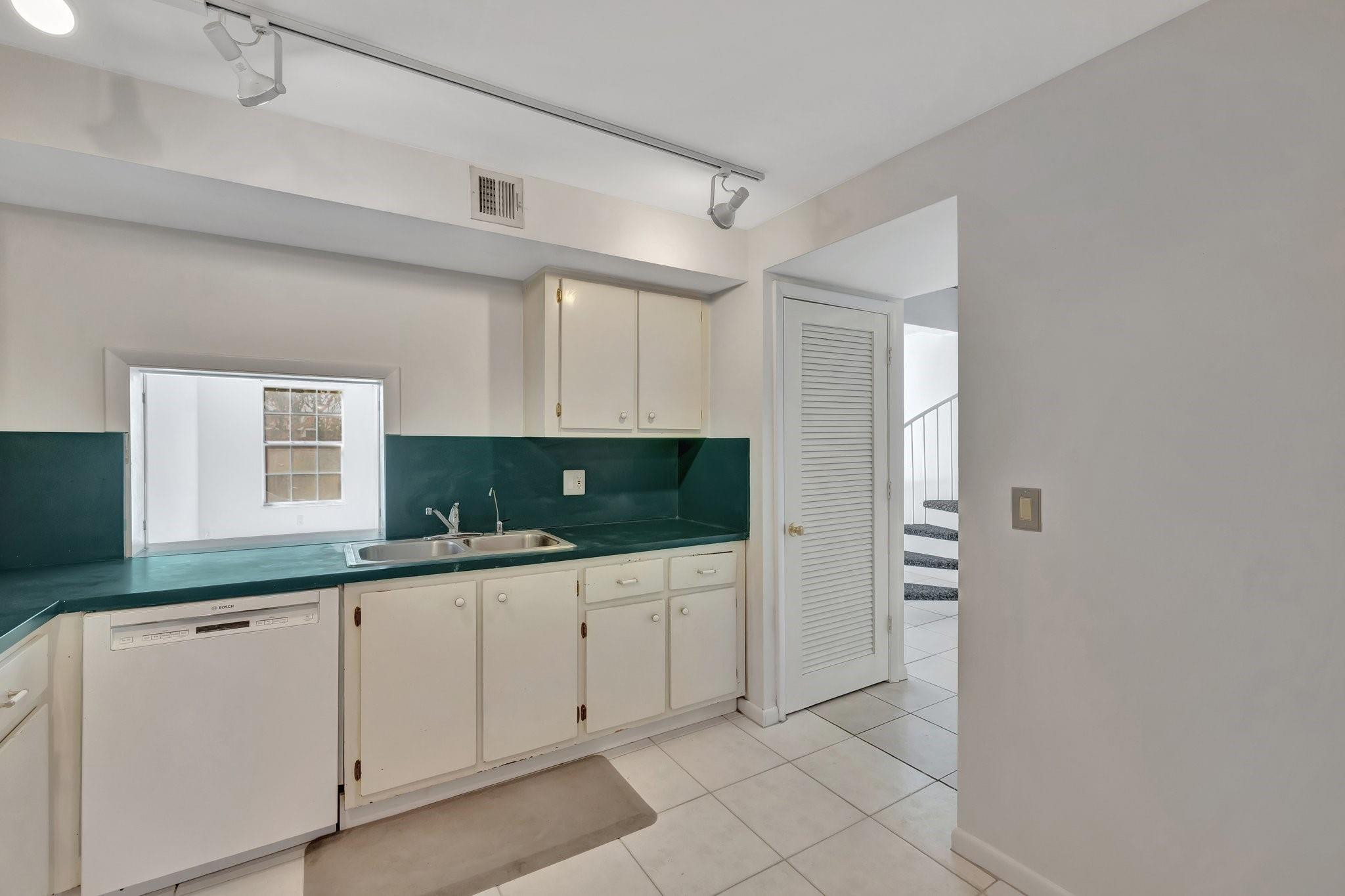 640 Tennis Club Dr 111