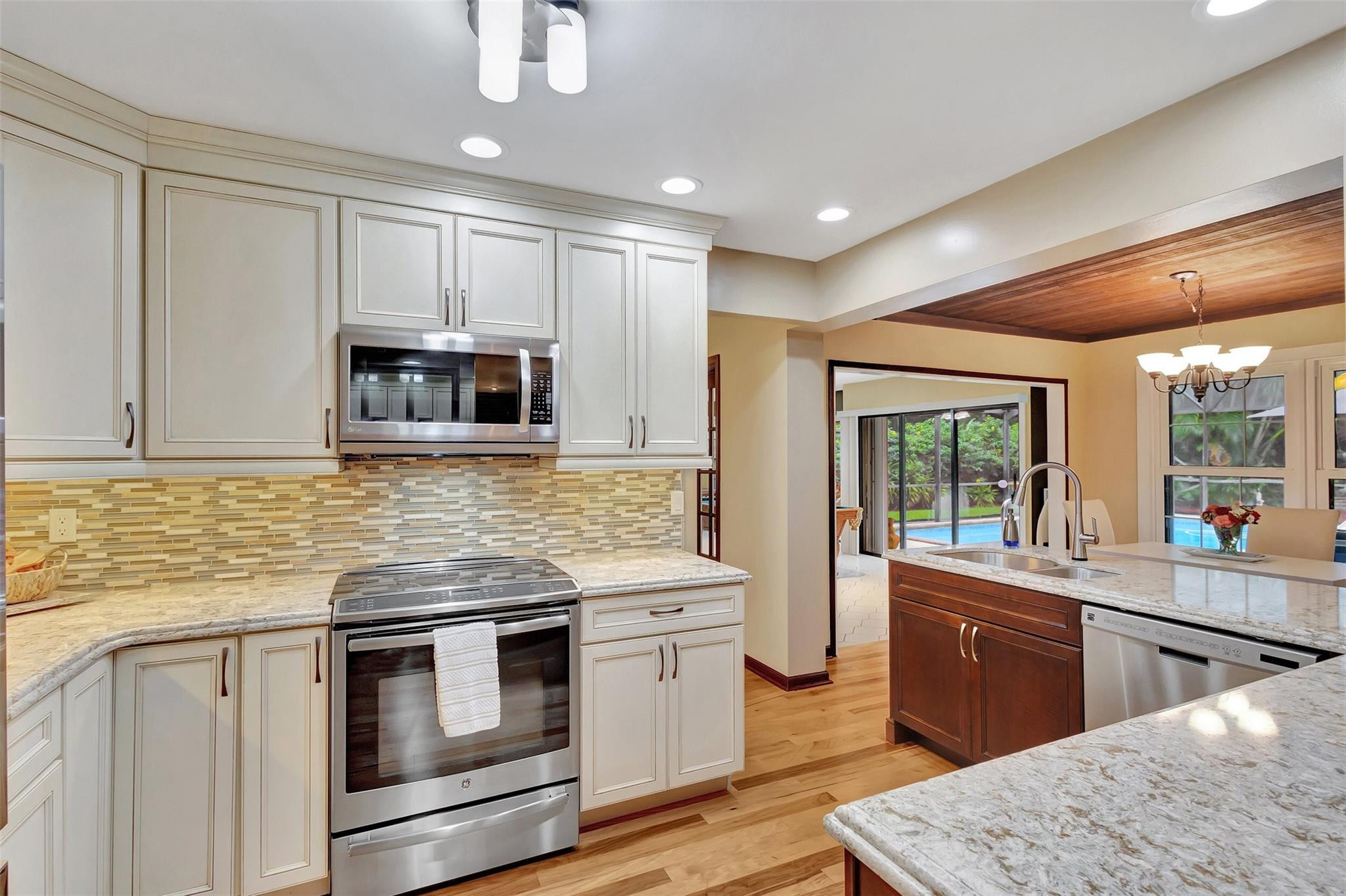 9022 Gardens Glen Cir