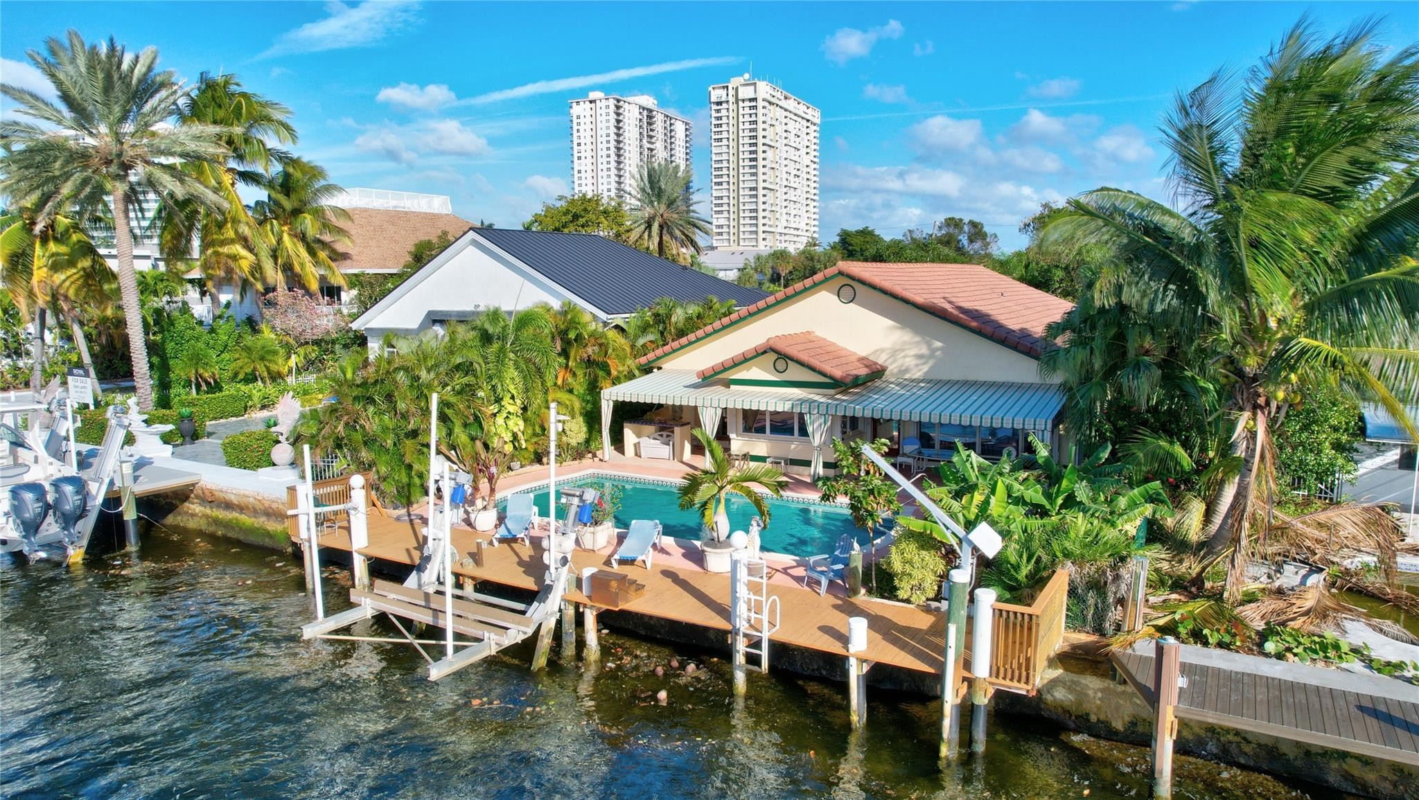 305 S Riverside Dr