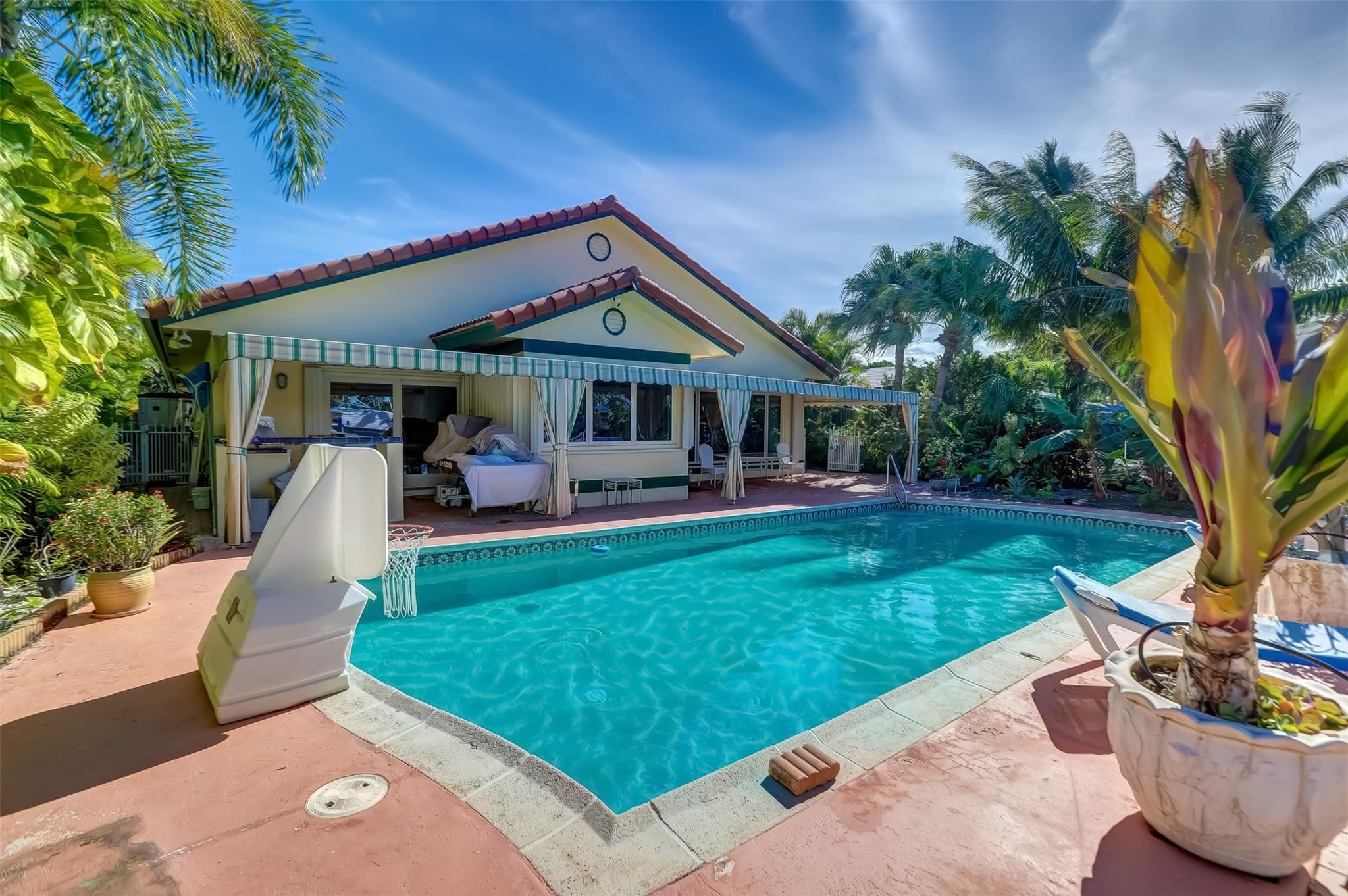 305 S Riverside Dr